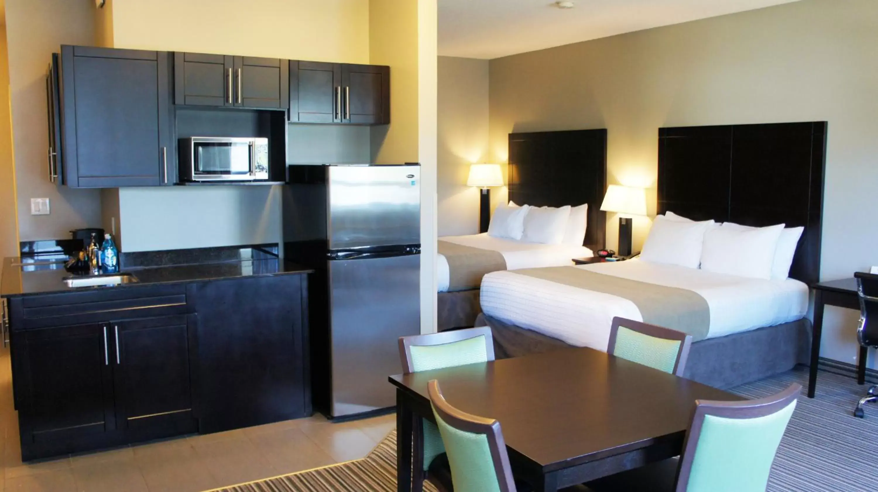 Property building, Kitchen/Kitchenette in Best Western PLUS Fort Saskatchewan Inn & Suites