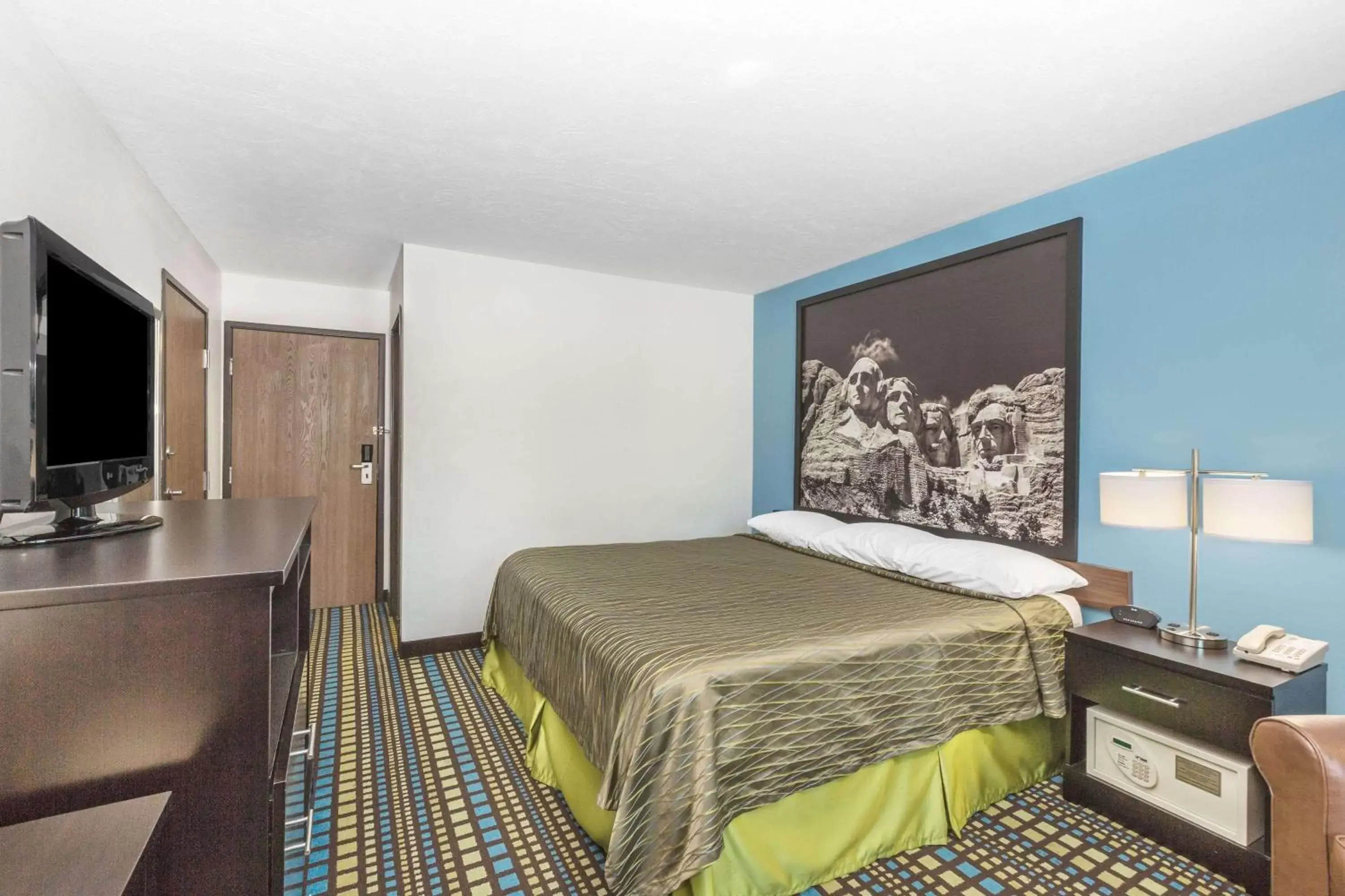 Photo of the whole room, Bed in Super 8 by Wyndham North Sioux City