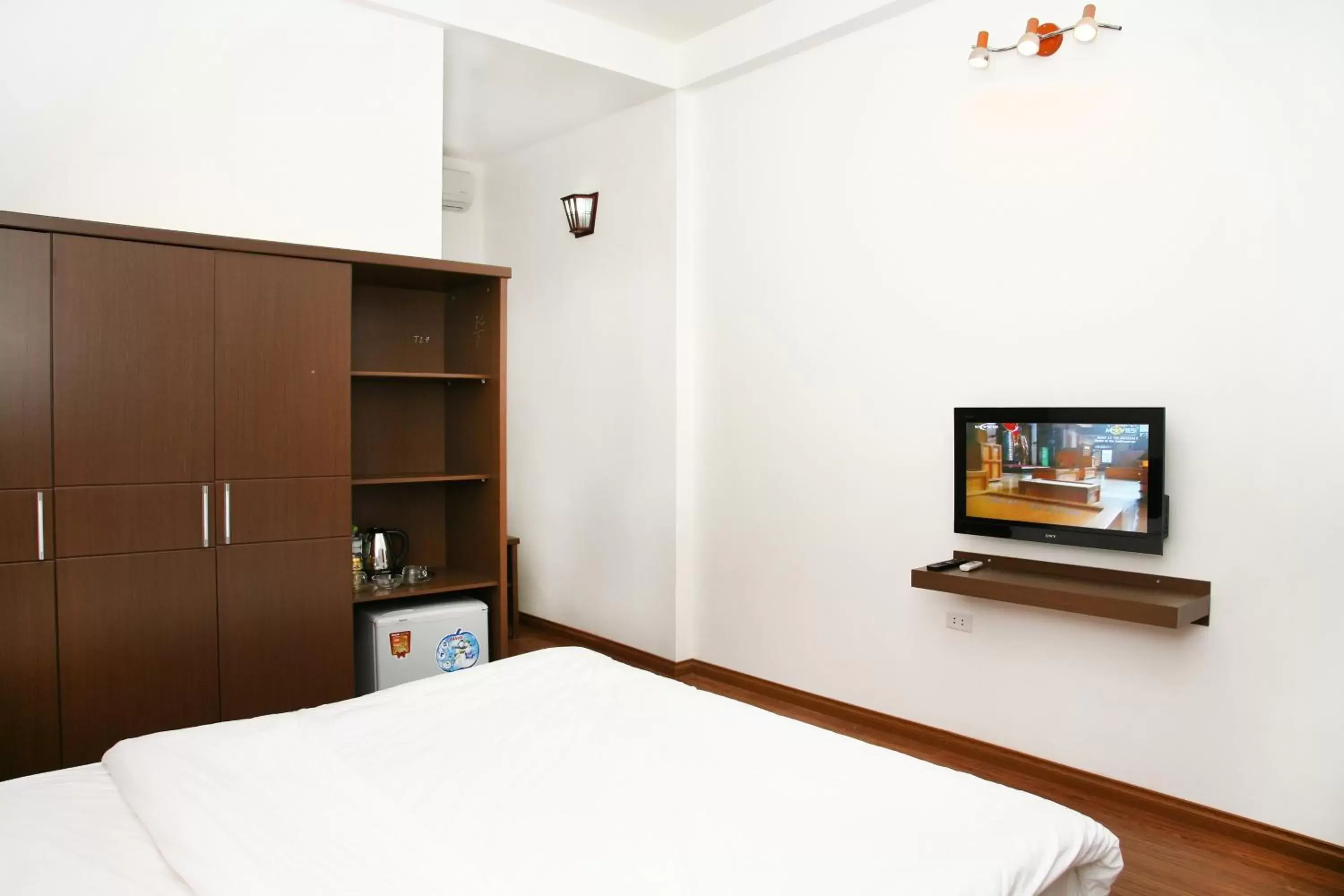 Bed, TV/Entertainment Center in Bluebell Hotel