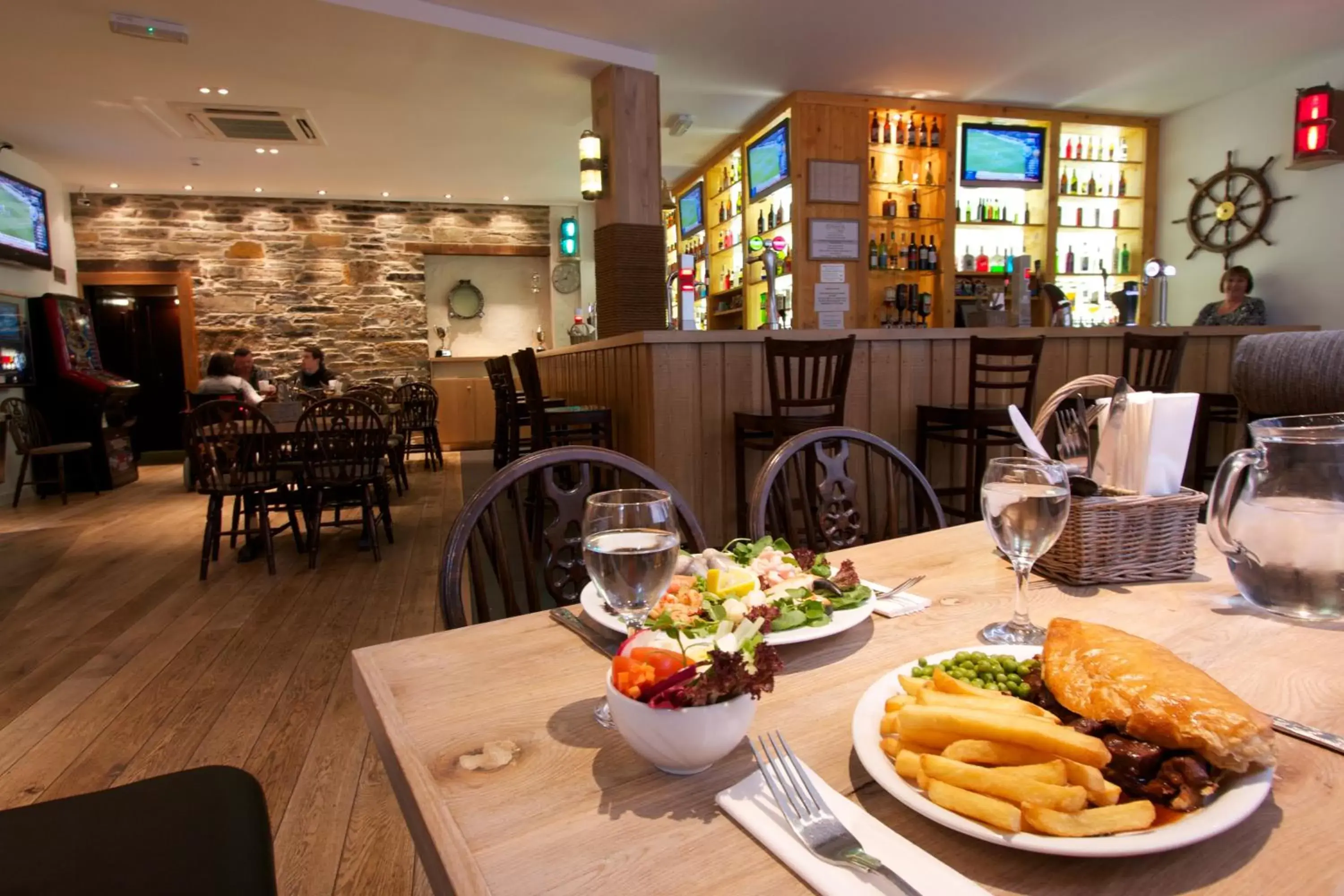Lounge or bar, Restaurant/Places to Eat in The Kirkwall Hotel