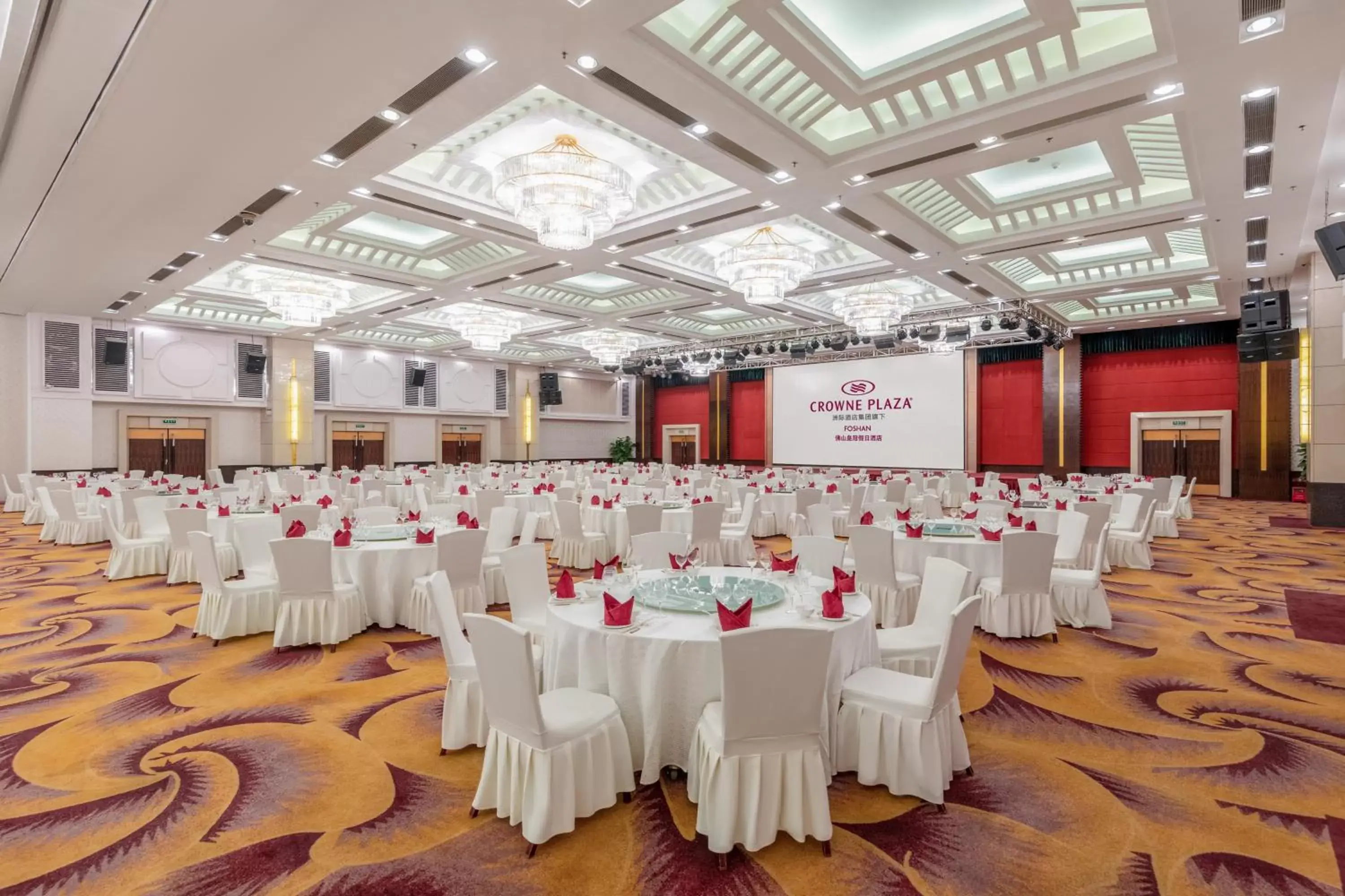 Banquet/Function facilities, Banquet Facilities in Crowne Plaza Foshan, an IHG Hotel - Exclusive bus stations for HKSAR round-trips