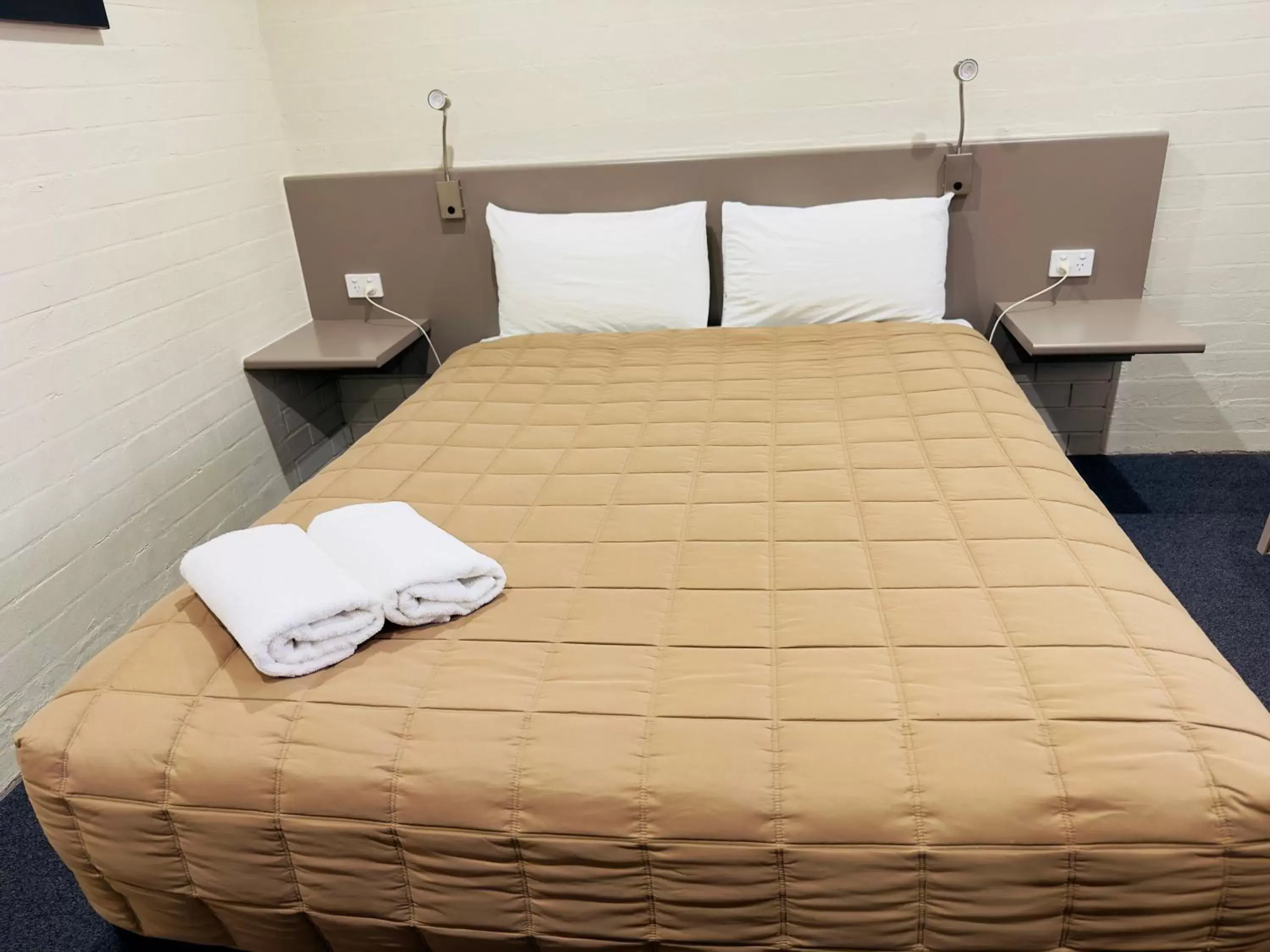 Bed in Sapphire City Motor Inn