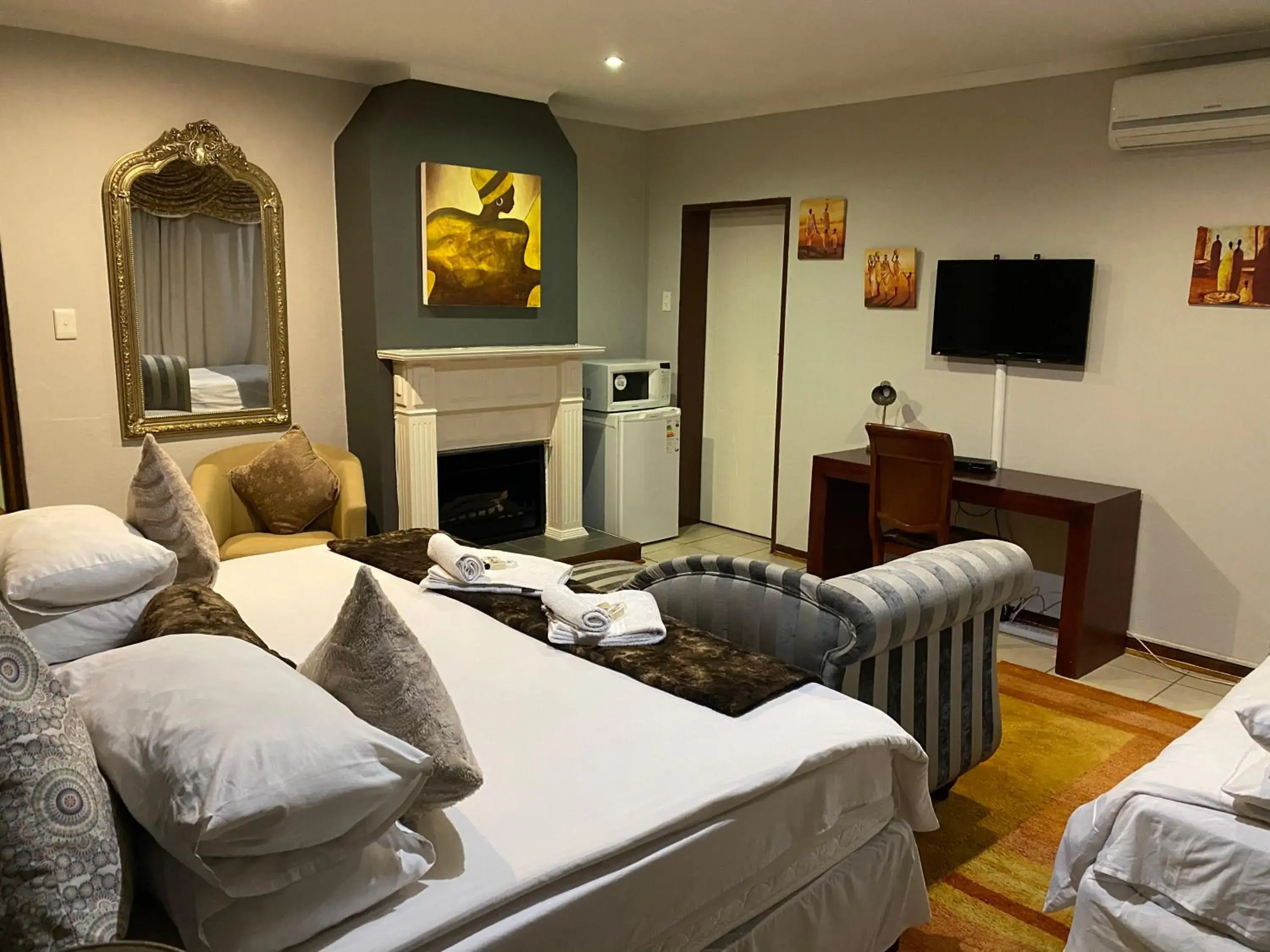 Bedroom, Seating Area in Marion Lodge