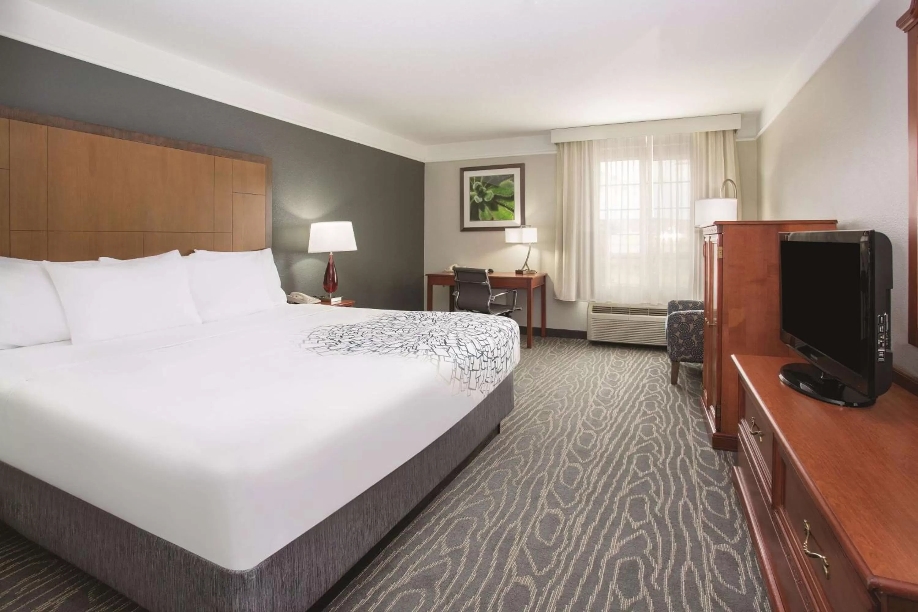 Photo of the whole room, Bed in La Quinta by Wyndham Gallup