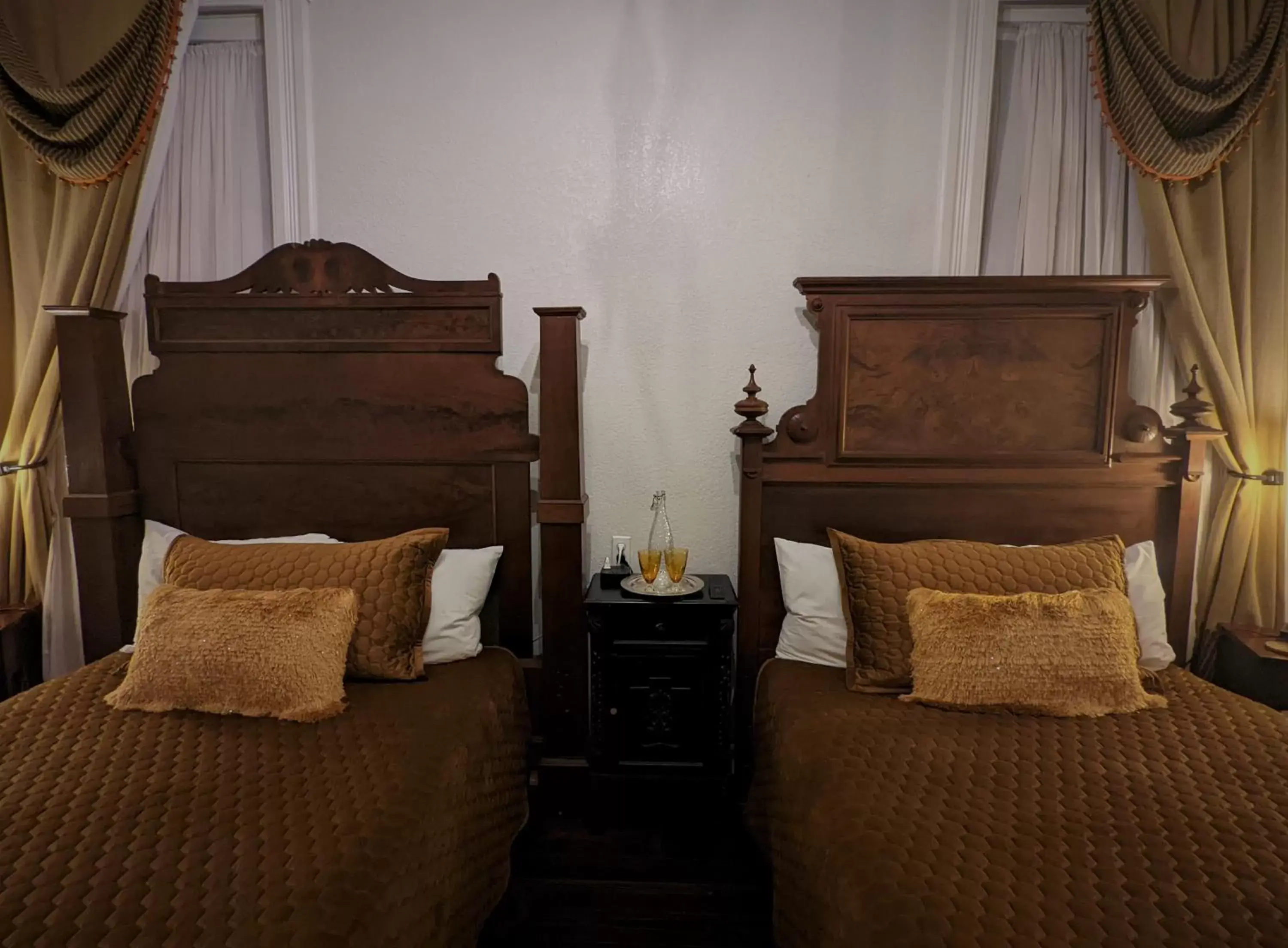 Photo of the whole room, Bed in The 1890 Freeman House