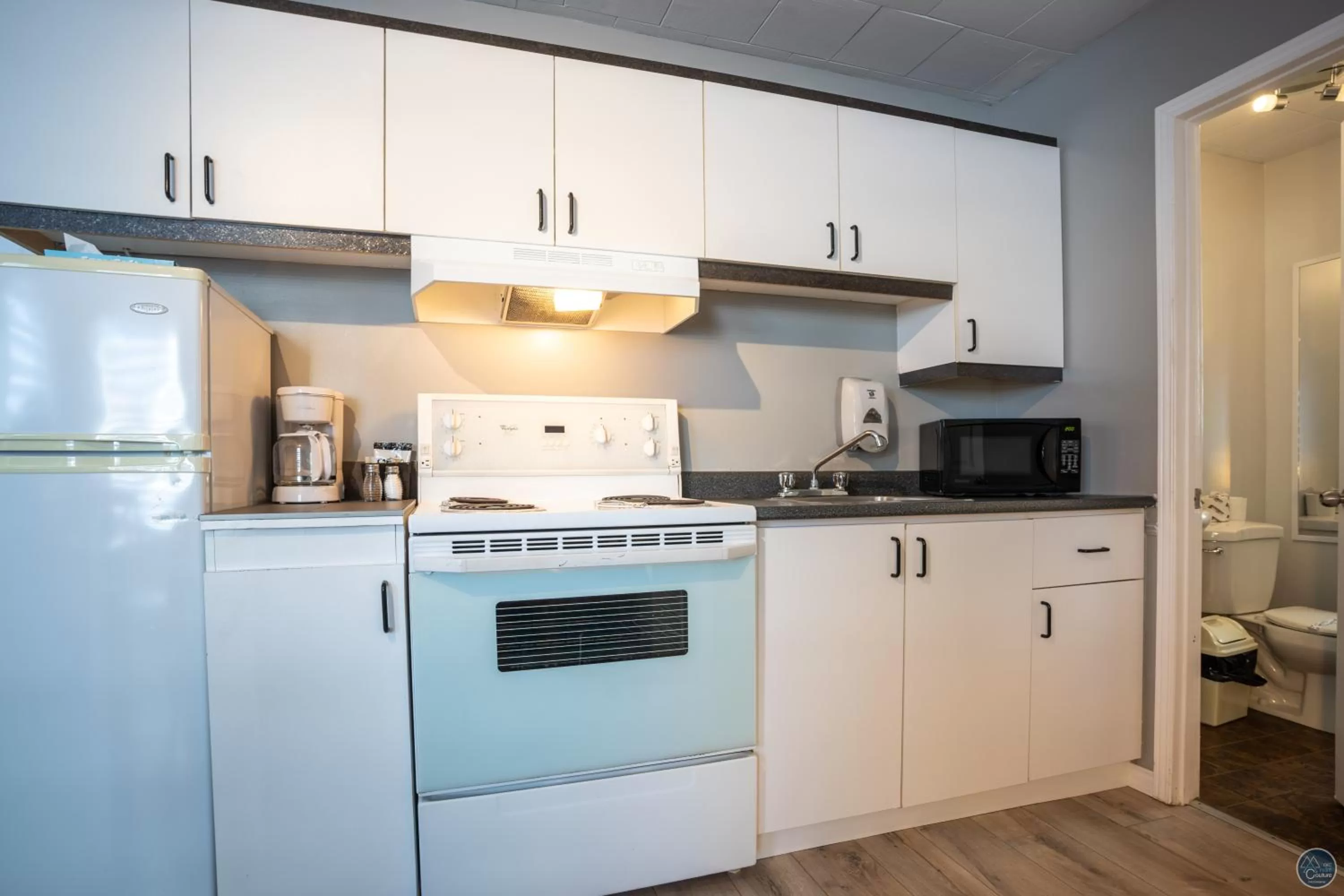 Coffee/tea facilities, Kitchen/Kitchenette in Auberge Éva