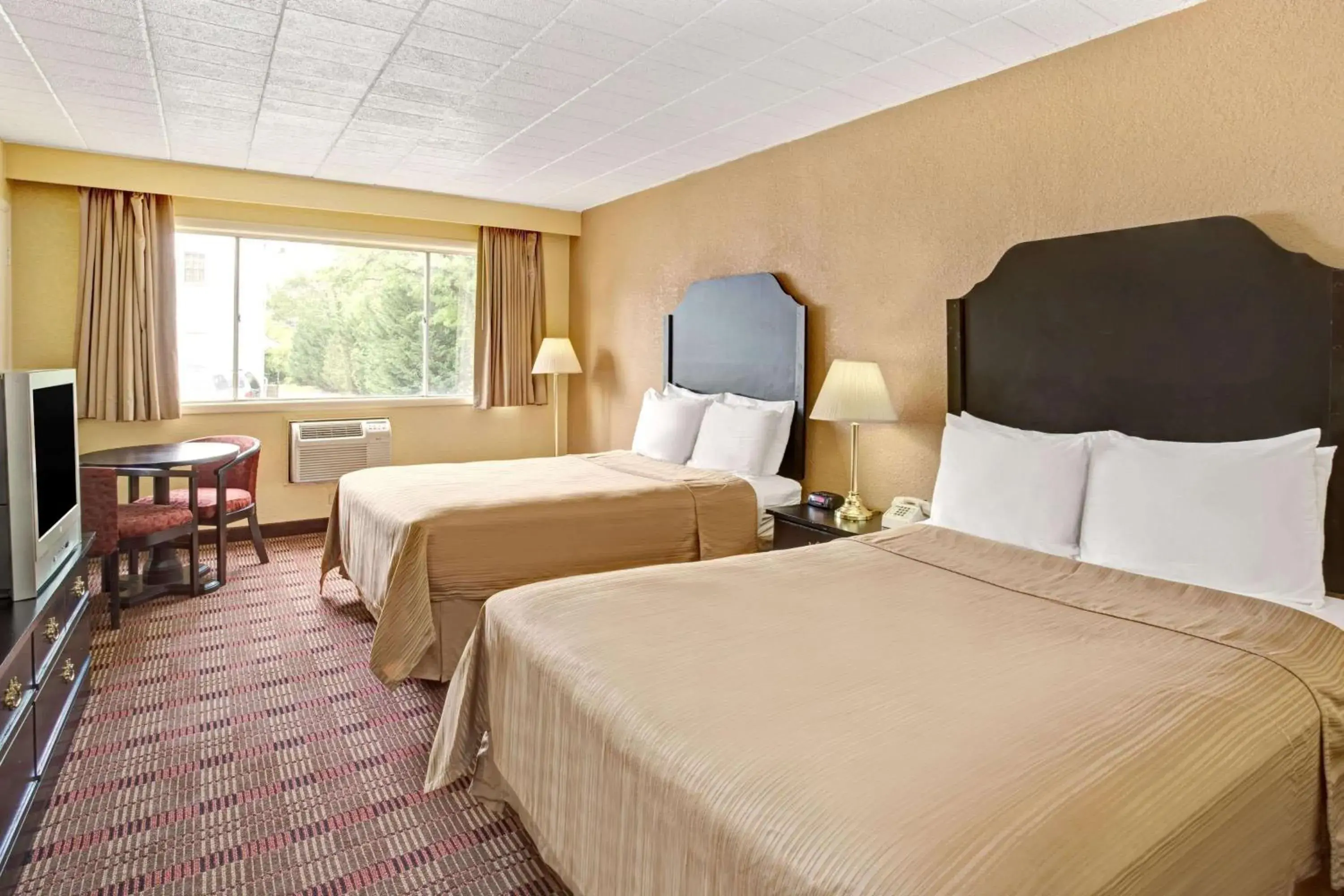 Photo of the whole room, Bed in Howard Johnson by Wyndham Pikesville