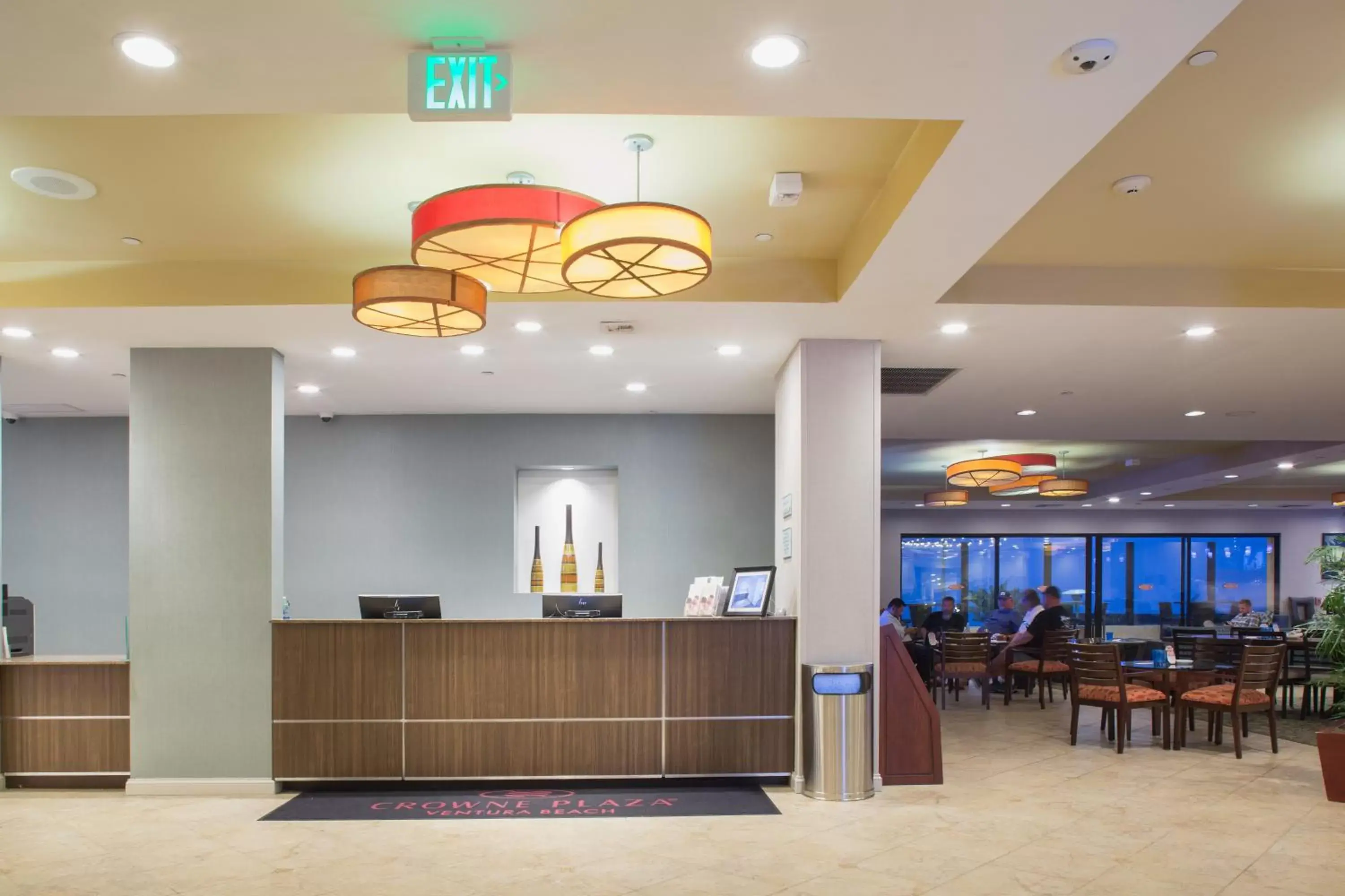 Lobby or reception in Crowne Plaza Hotel Ventura Beach, an IHG Hotel