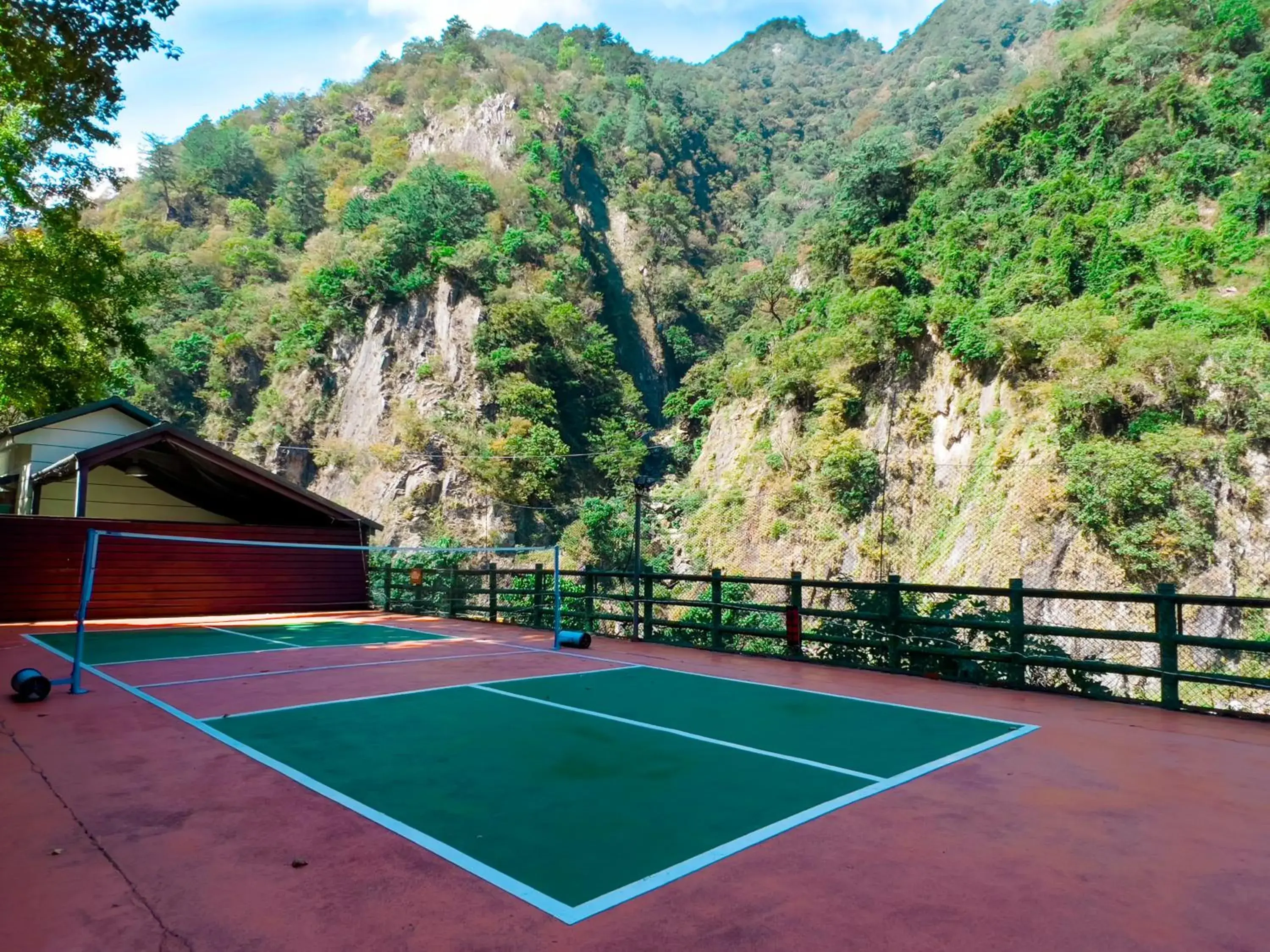 Tennis court in Uni-Resort Ku-Kuan