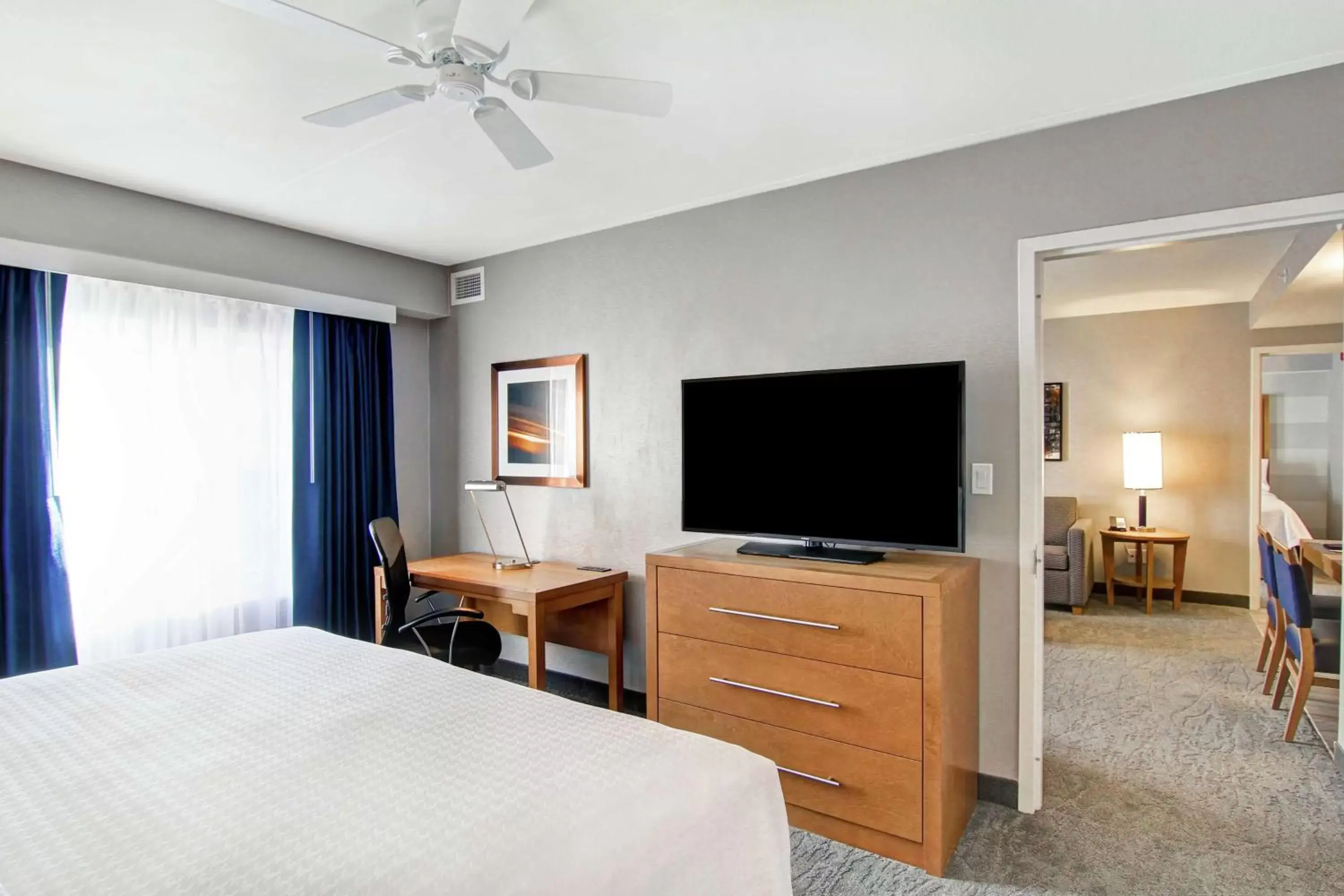 Bedroom, TV/Entertainment Center in Homewood Suites By Hilton Ottawa Kanata