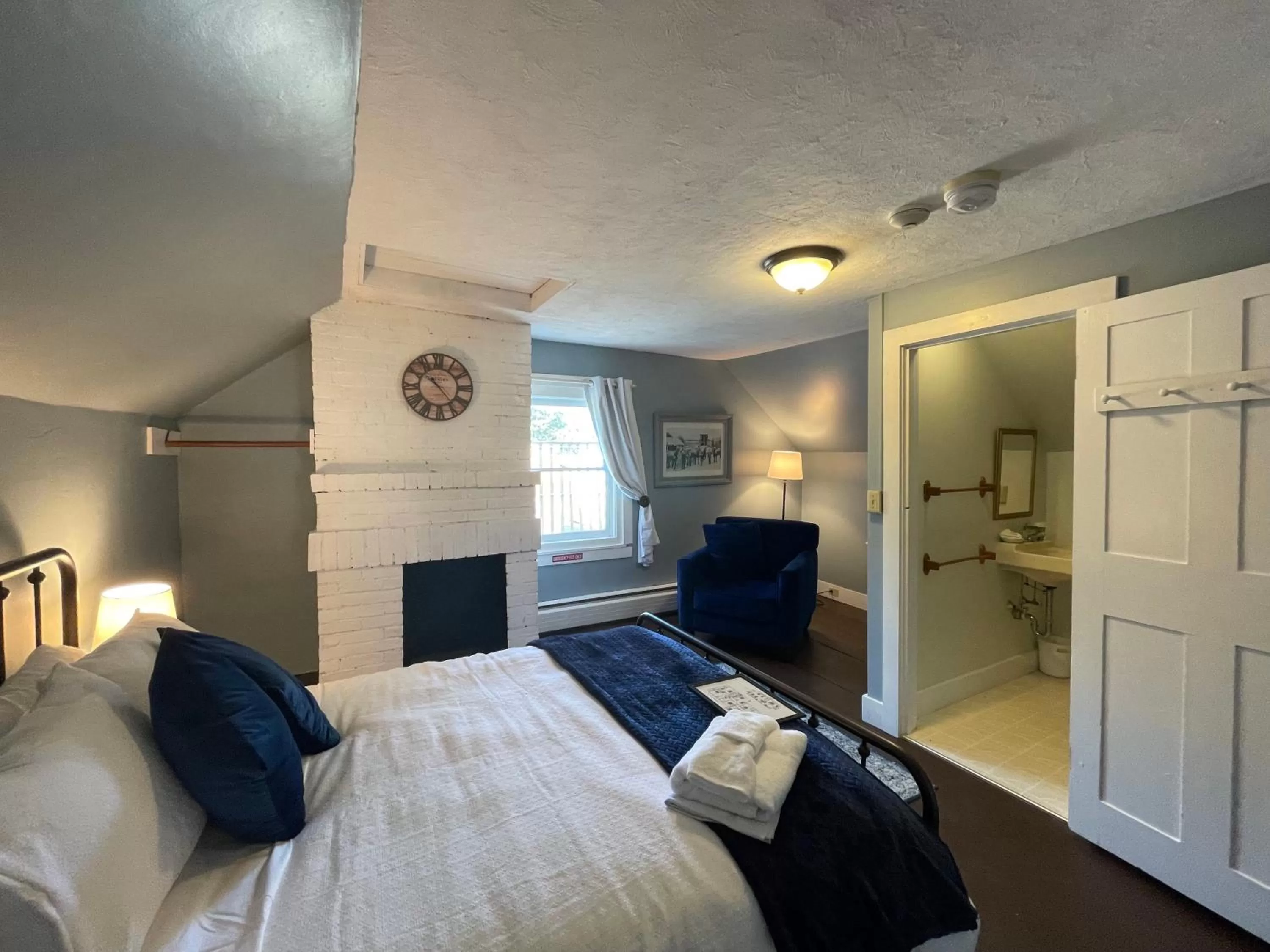 Photo of the whole room, Bed in Stone Hearth Inn and Eatery