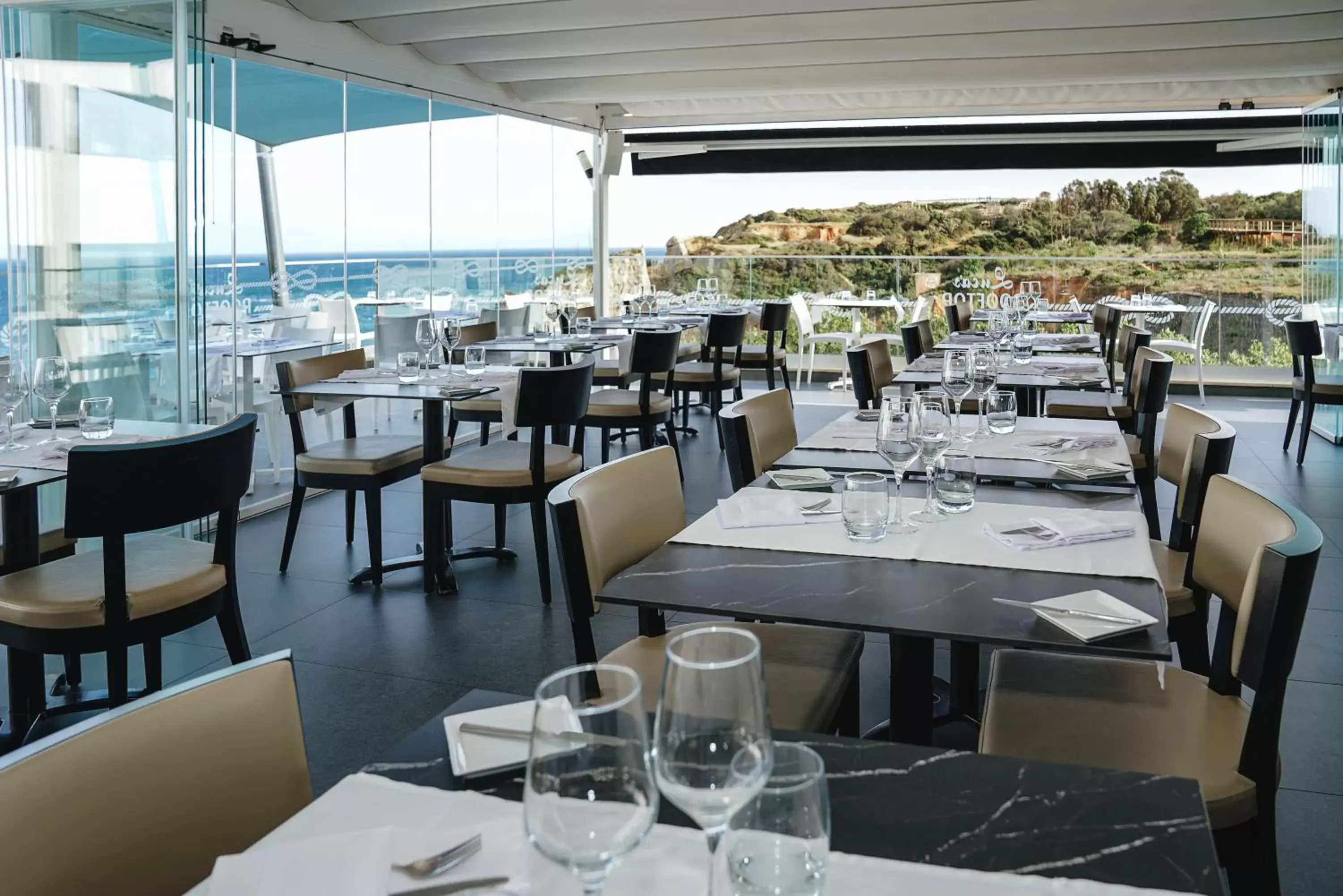 Restaurant/Places to Eat in Carvi Beach Hotel