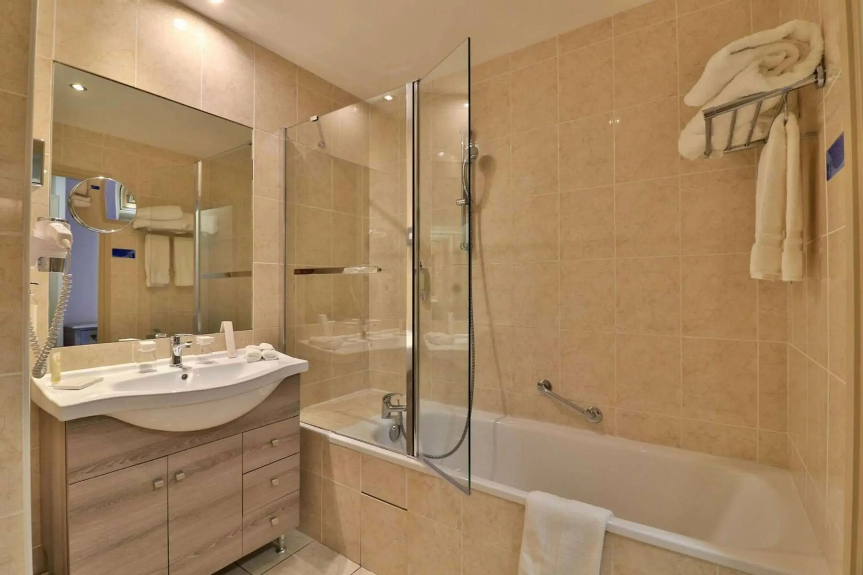 Bathroom in Best Western Plus Soleil et Jardin