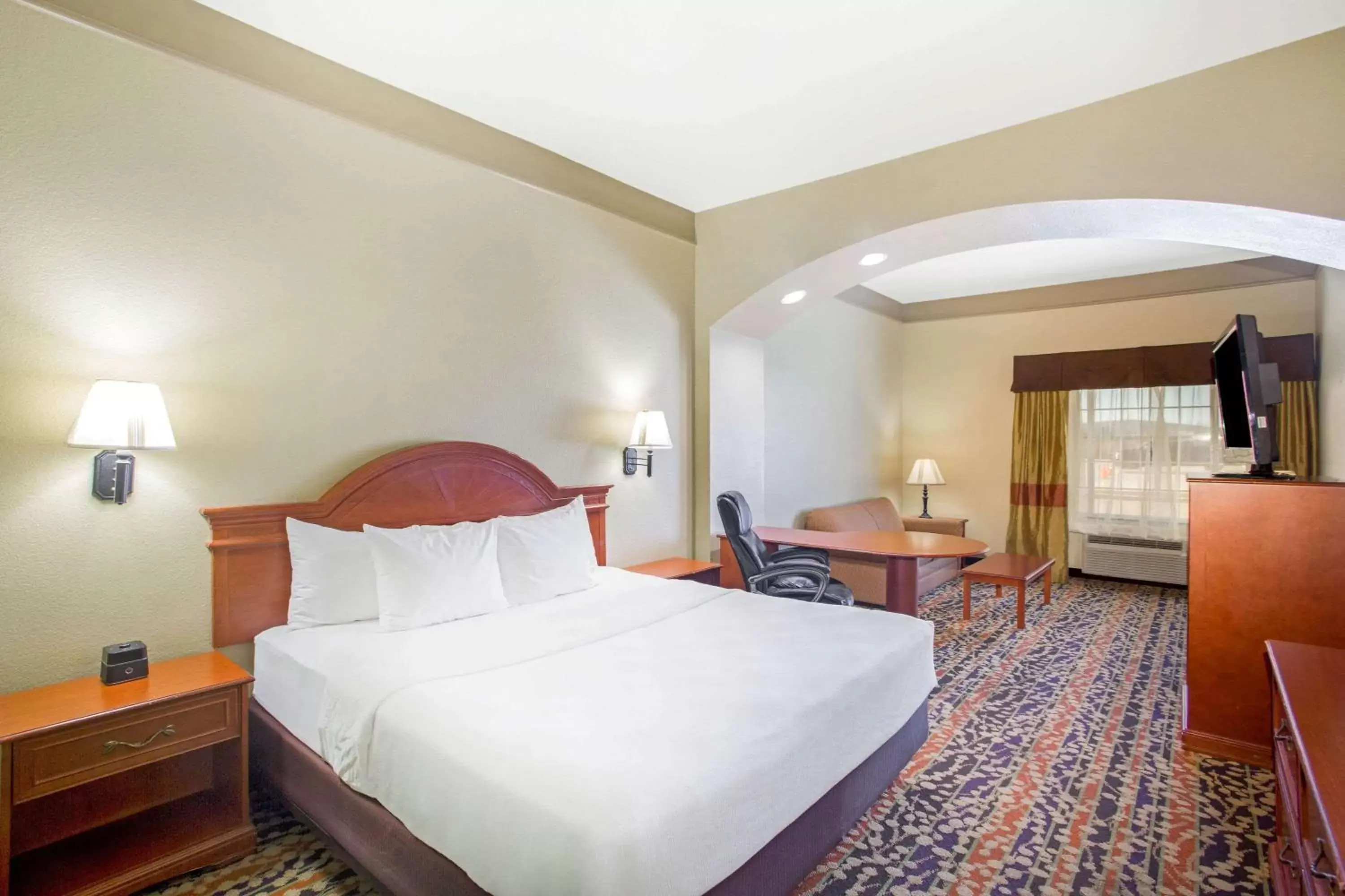 Photo of the whole room, Bed in La Quinta by Wyndham Belton - Temple South