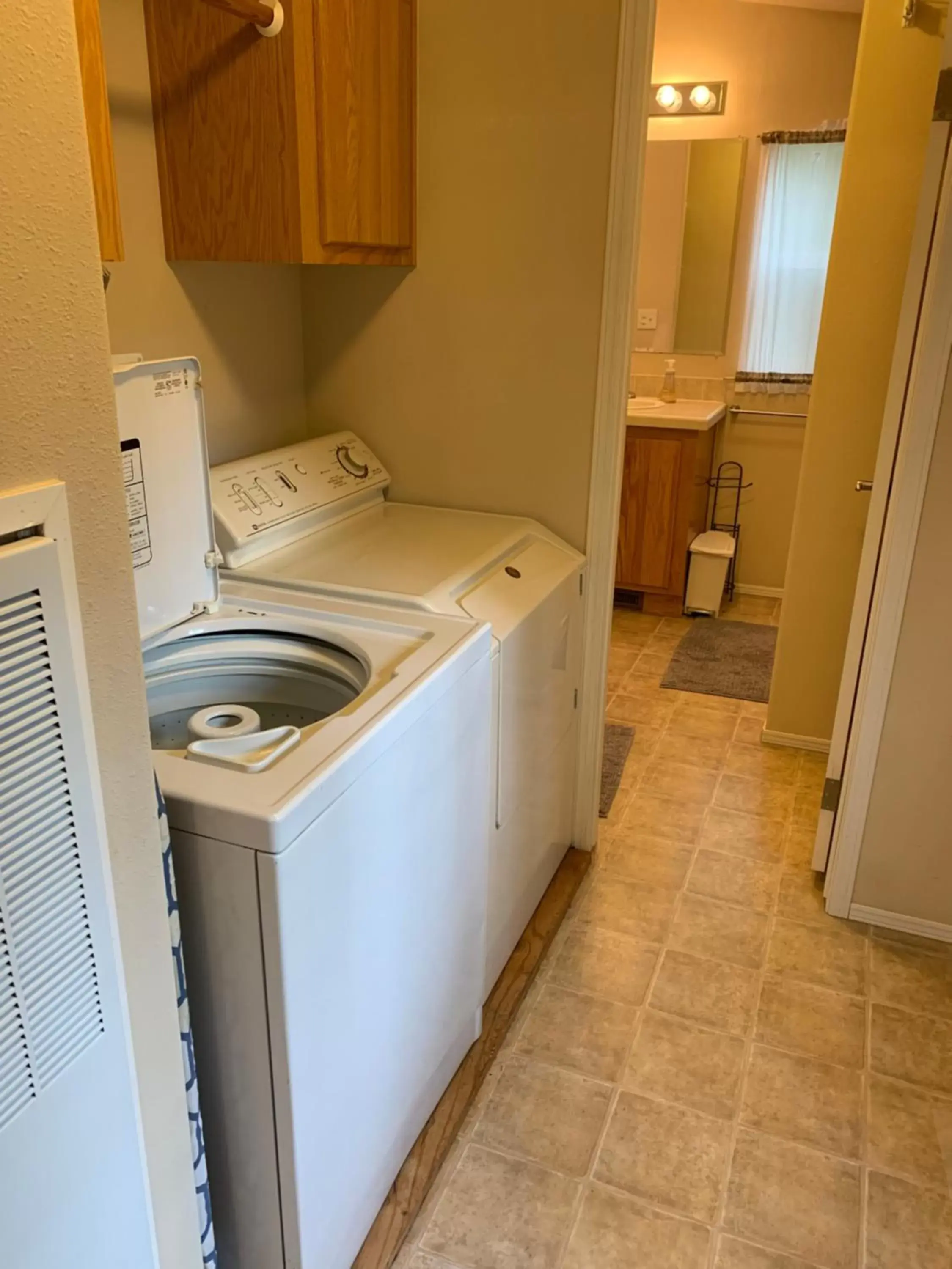 laundry, Kitchen/Kitchenette in Glacier Haven Inn