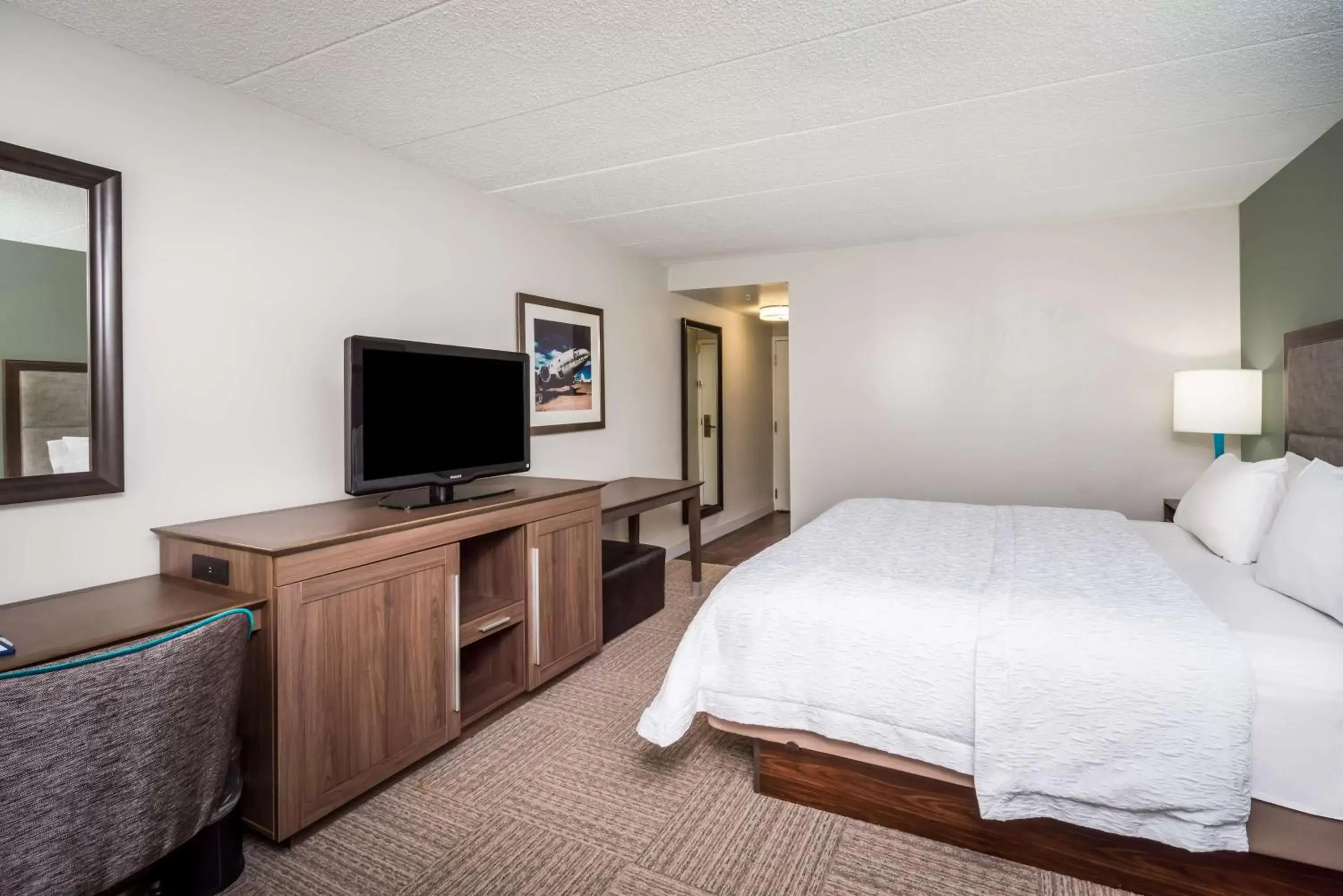 Bedroom, TV/Entertainment Center in Hampton Inn Dover