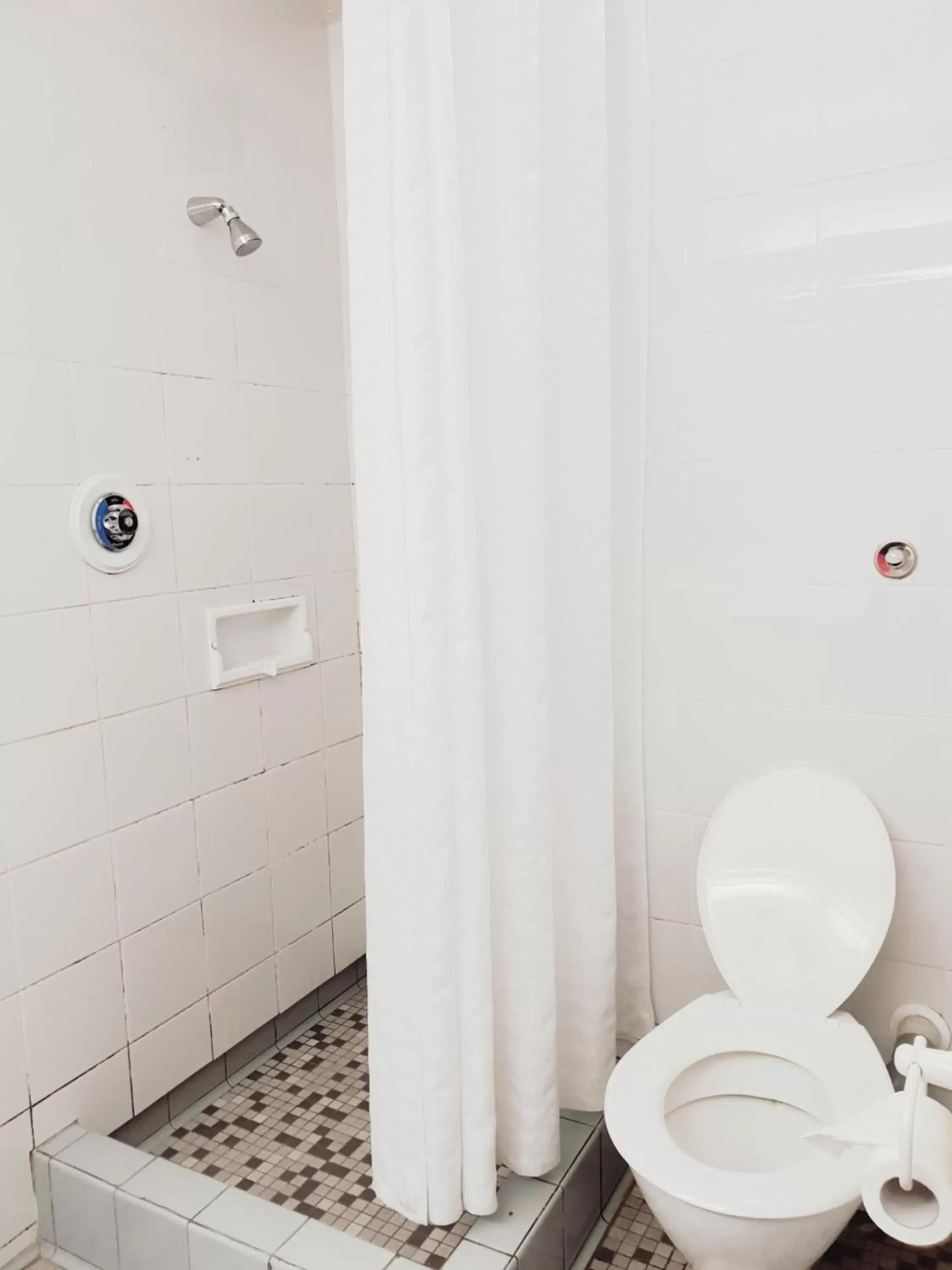 Toilet, Bathroom in Picton Yacht Club Hotel