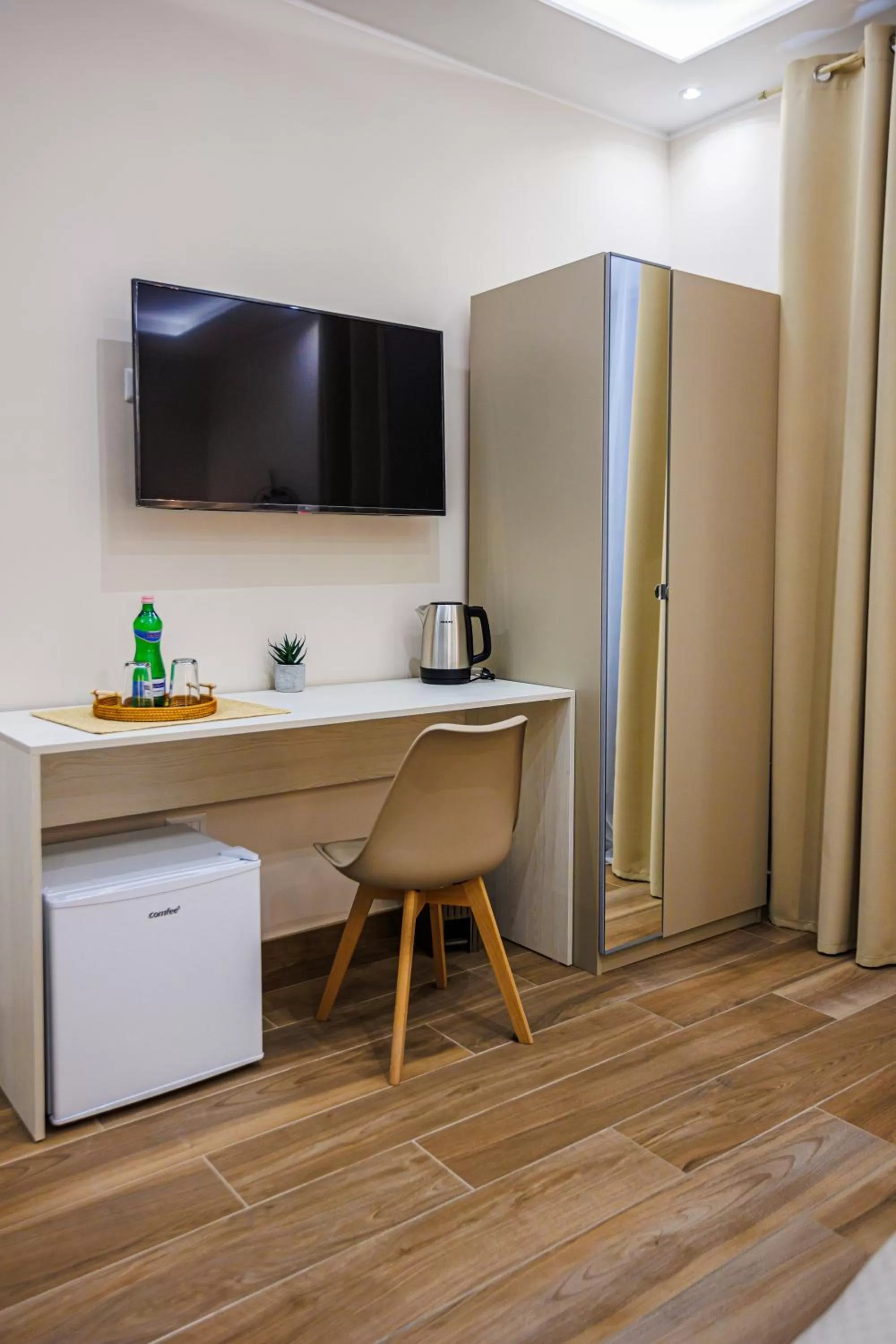 TV and multimedia, TV/Entertainment Center in Peca's room