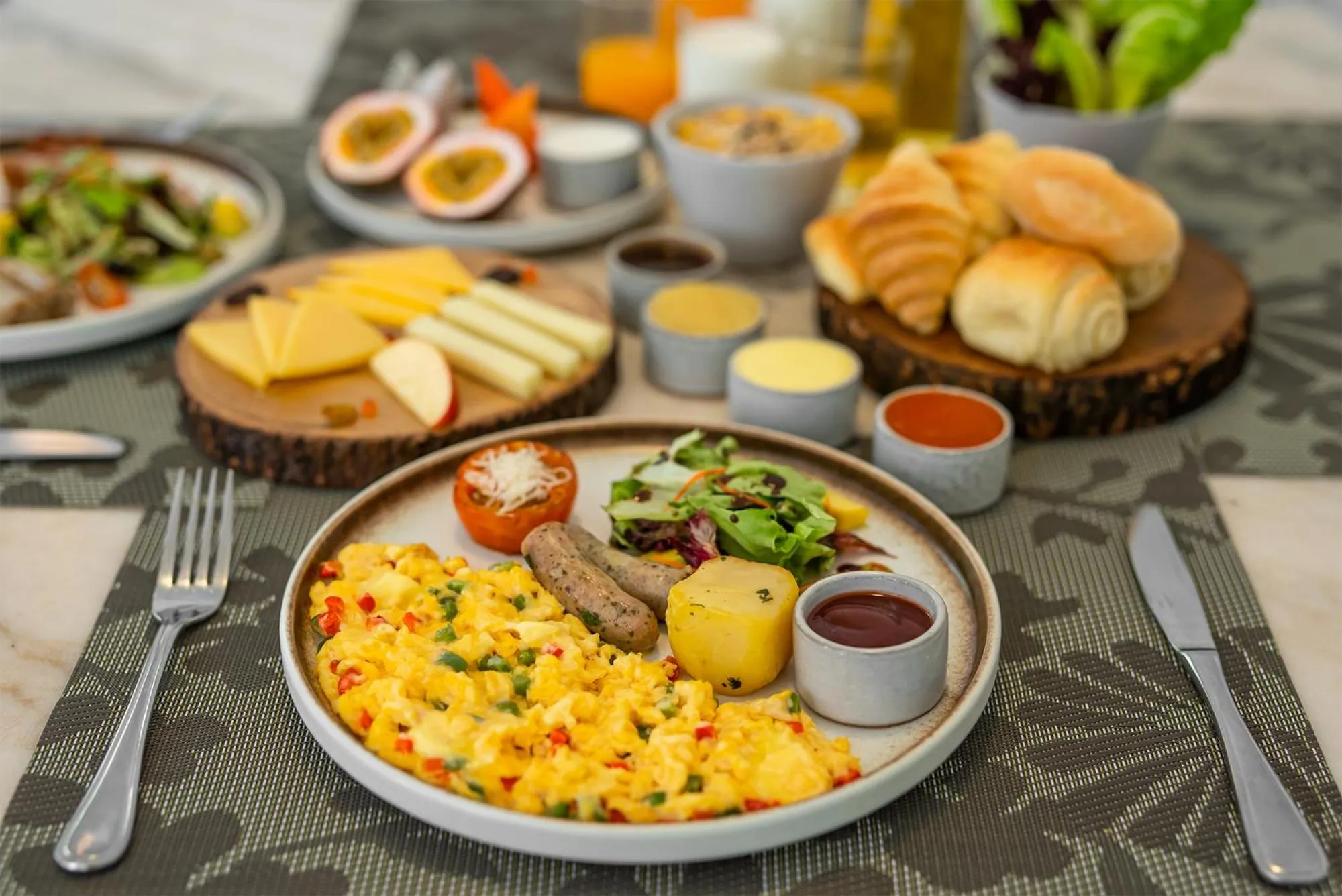 Restaurant/places to eat in Sarai and Wander Resort