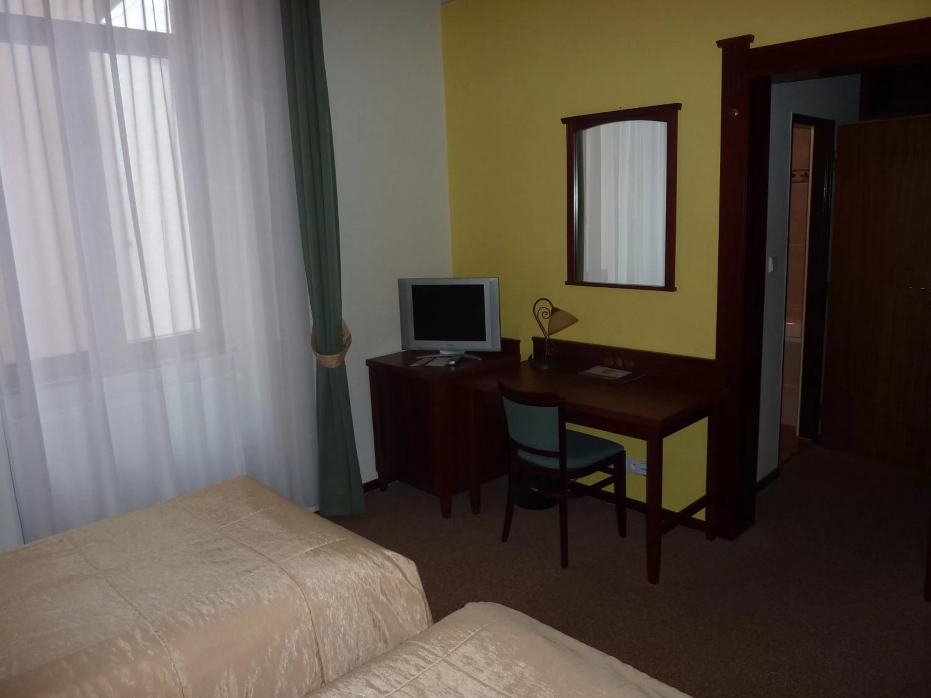TV and multimedia, Bed in Grandhotel Garni