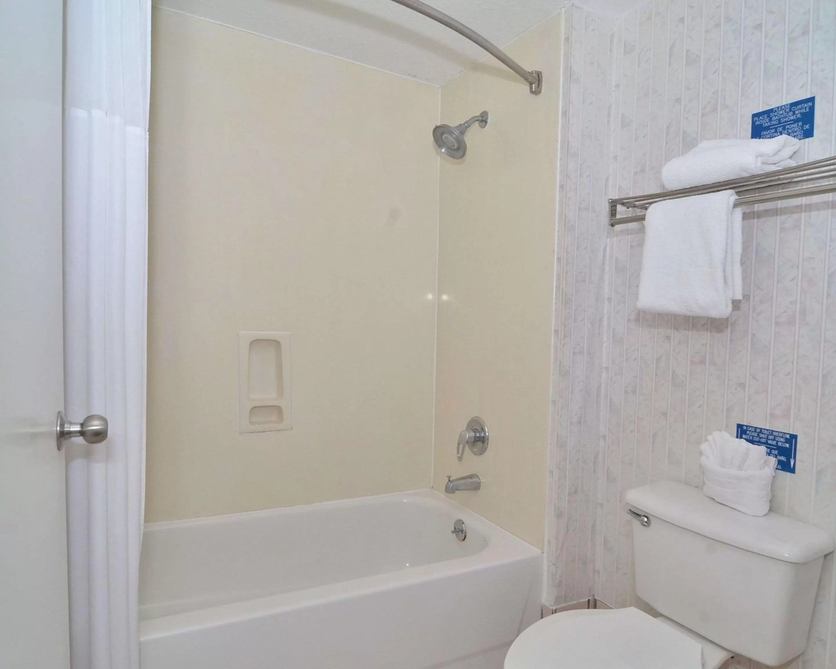 Bedroom in Econo Lodge San Antonio South