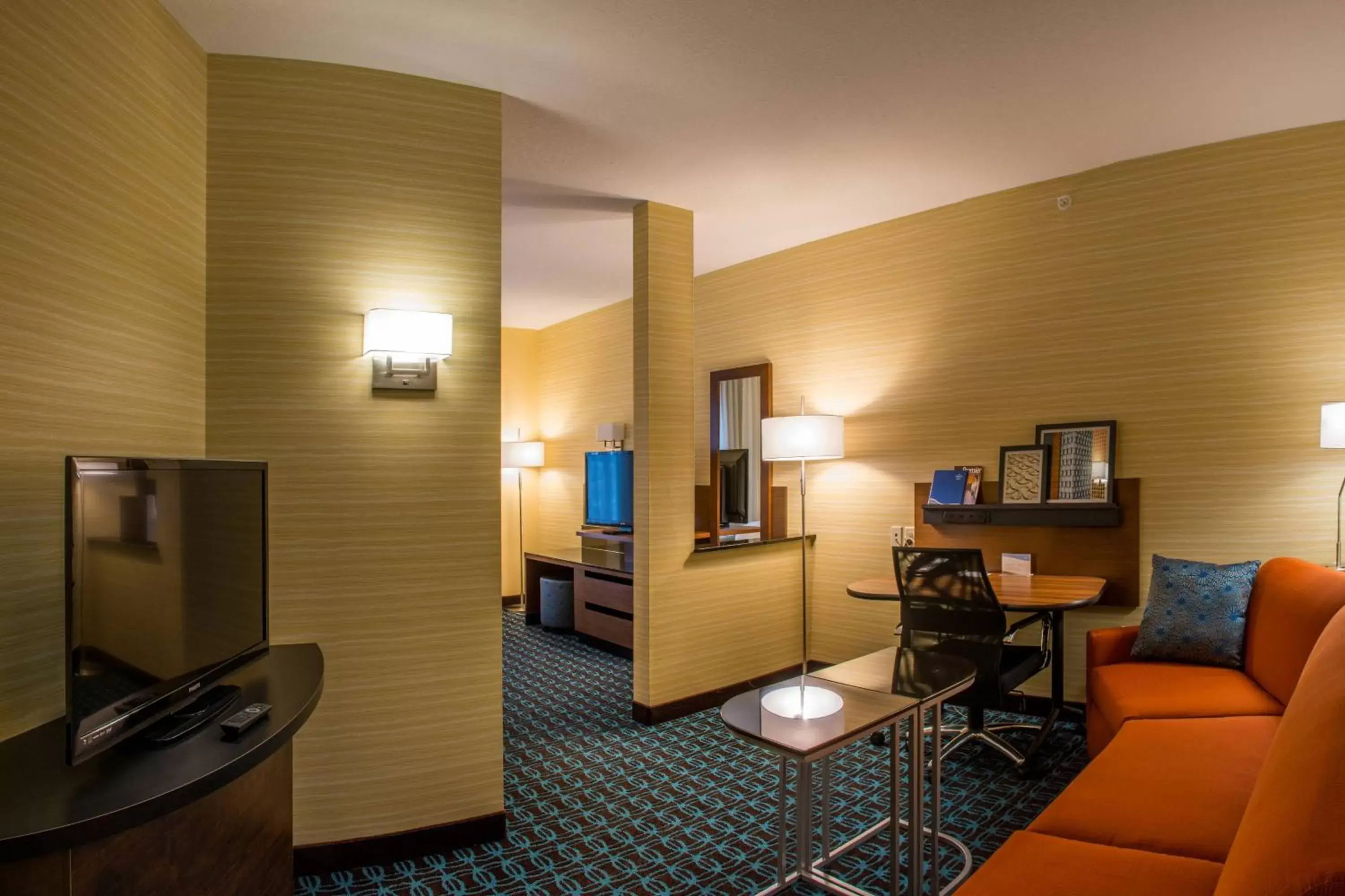 Living room, TV/Entertainment Center in Fairfield Inn & Suites by Marriott Elkhart