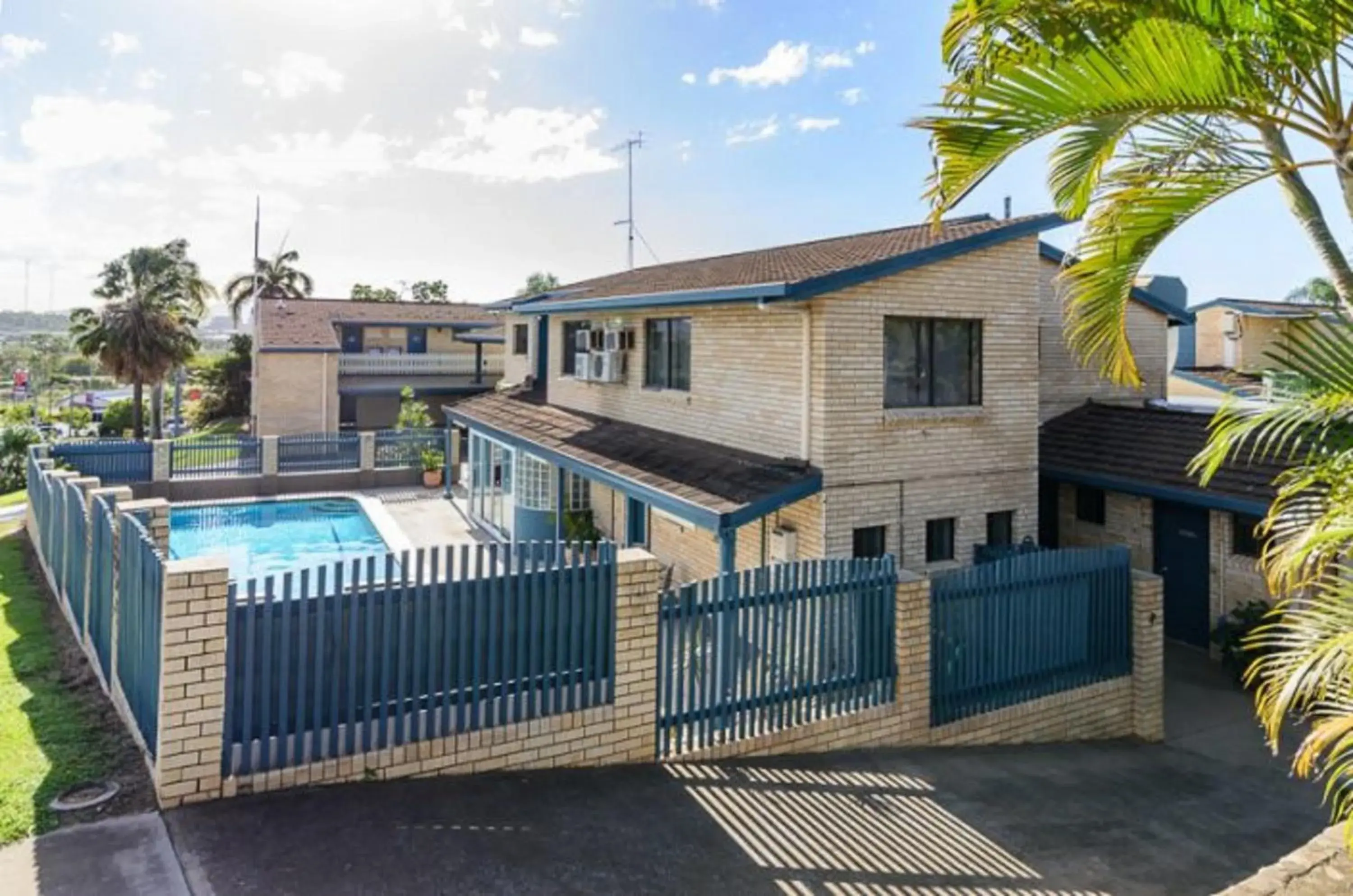 Property building, Swimming Pool in Gladstone Palms Motor Inn