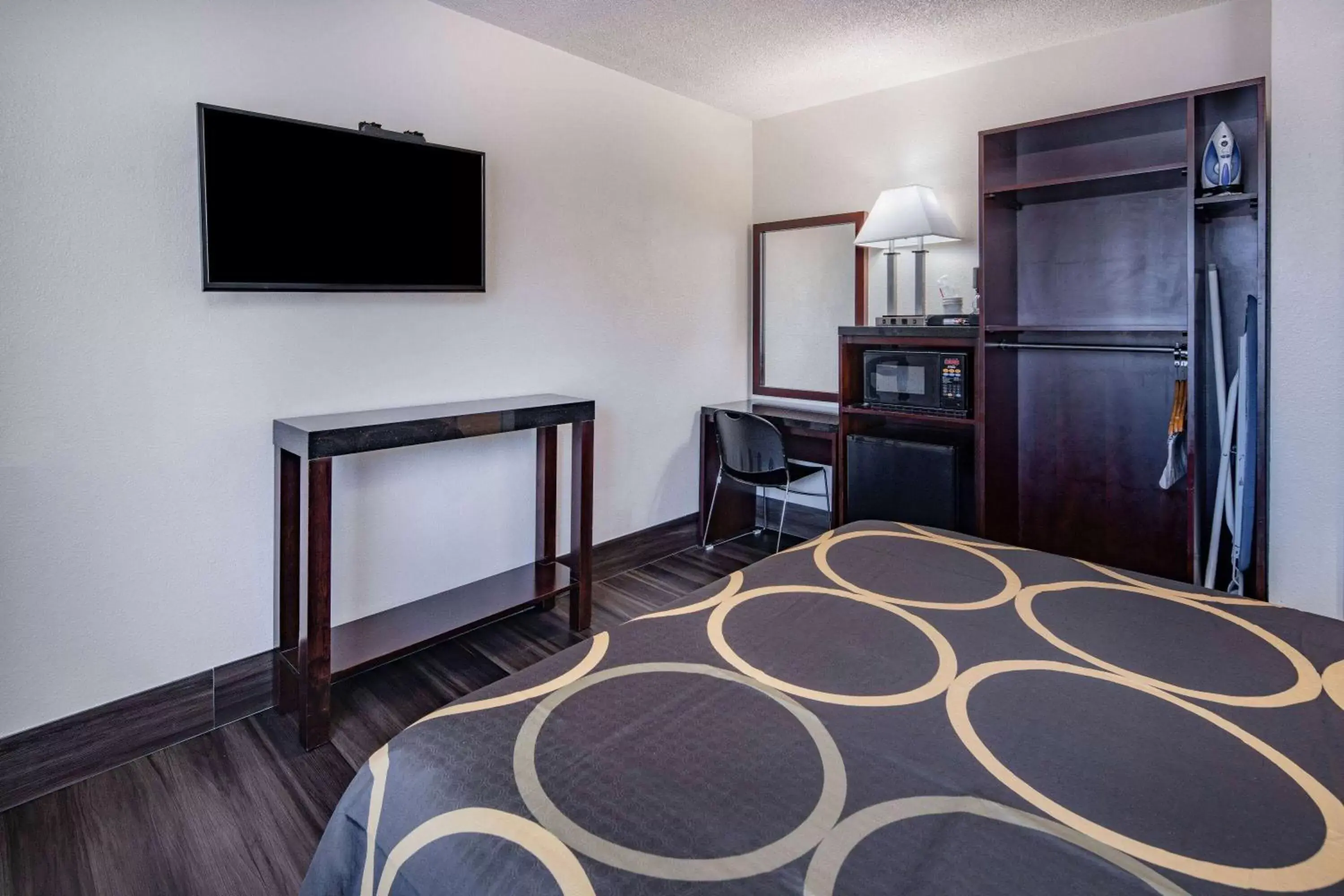 Photo of the whole room, Bed in Super 8 by Wyndham San Diego Hotel Circle Photo of the whole room, Bed in Super 8 by Wyndham San Diego Hotel Circle