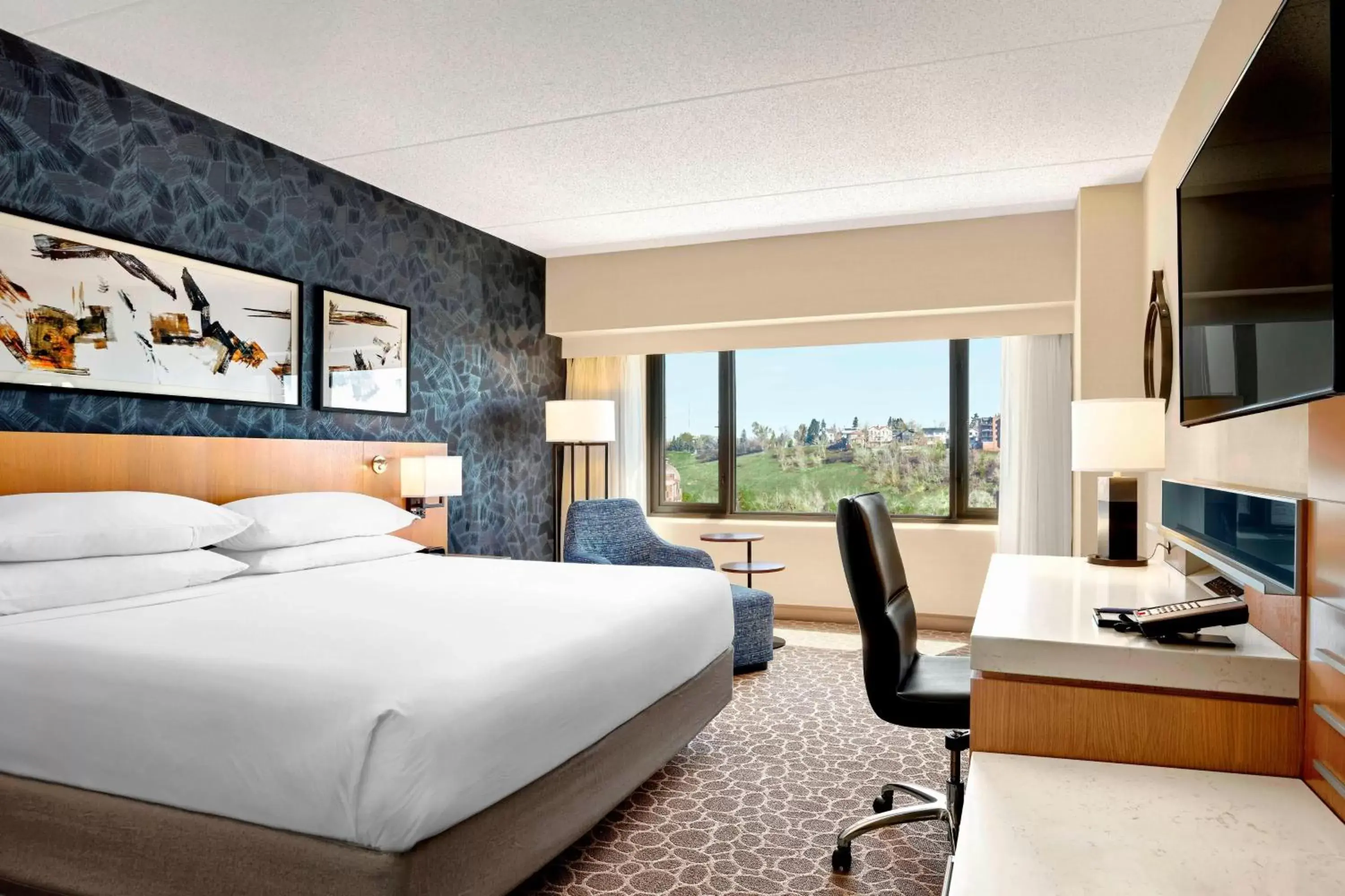 Photo of the whole room in Delta Hotels Calgary Downtown