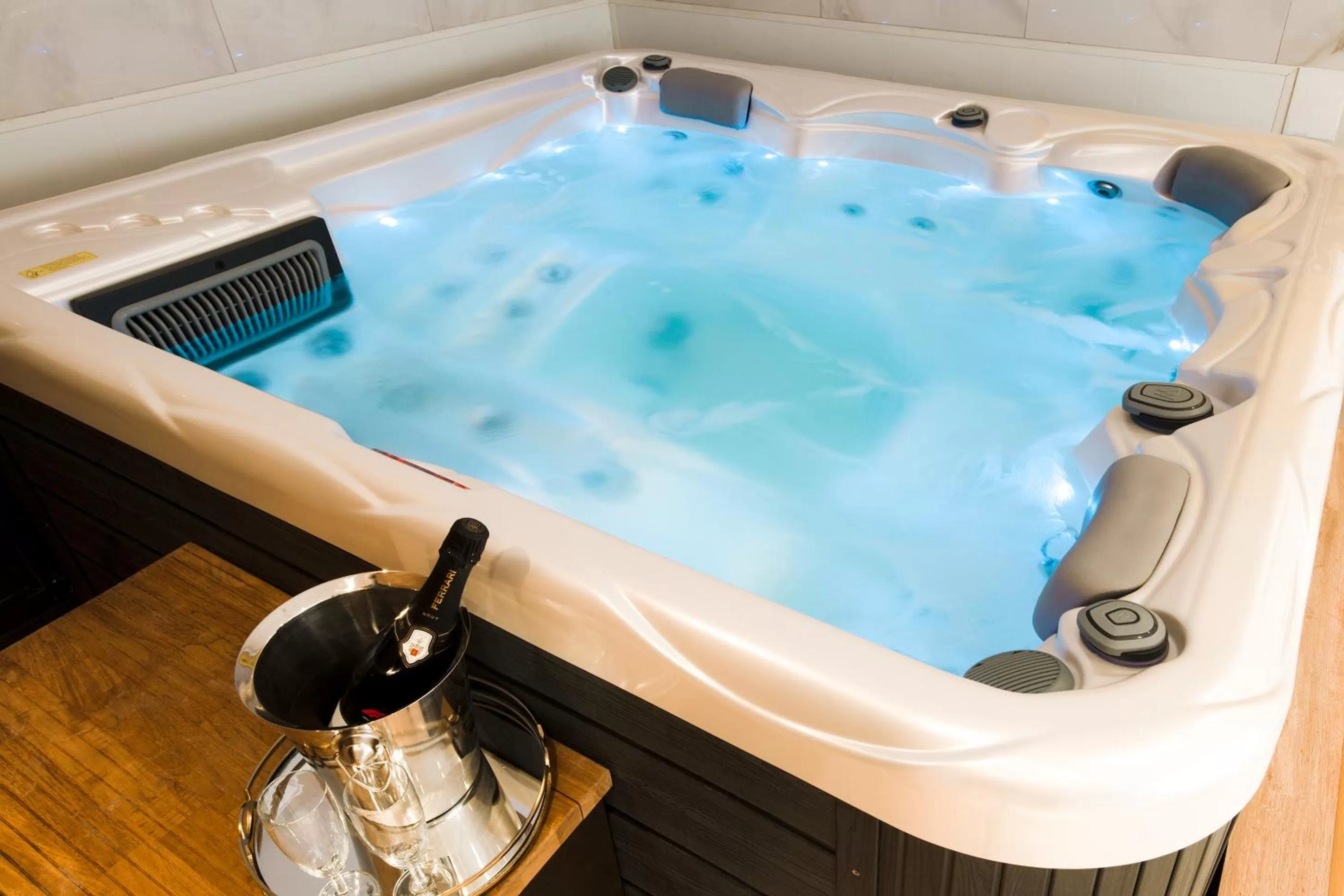 Drinks in Jacuzzi SPA Prestige