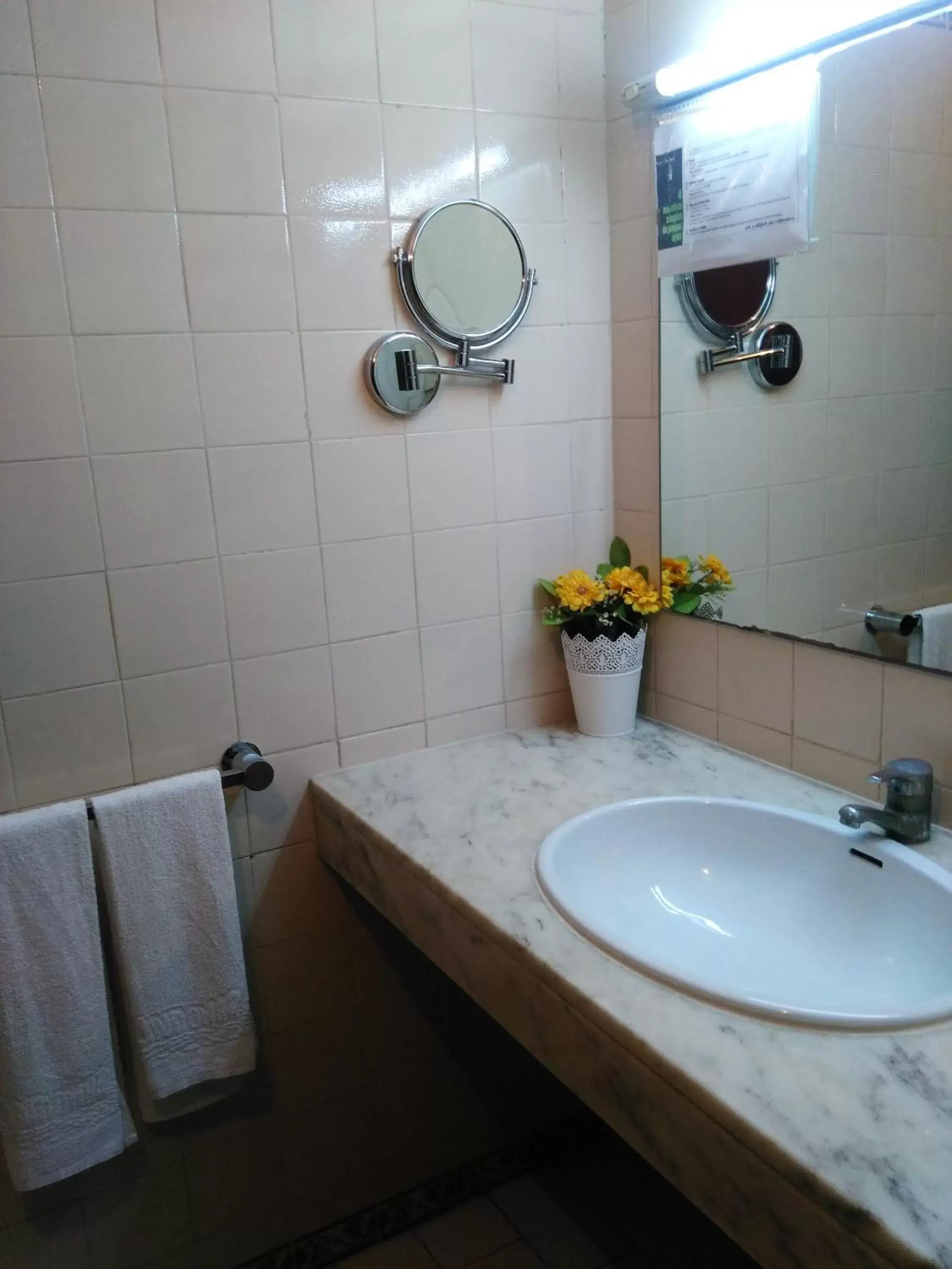 Bathroom in Apartamentos Turisticos Lindomar