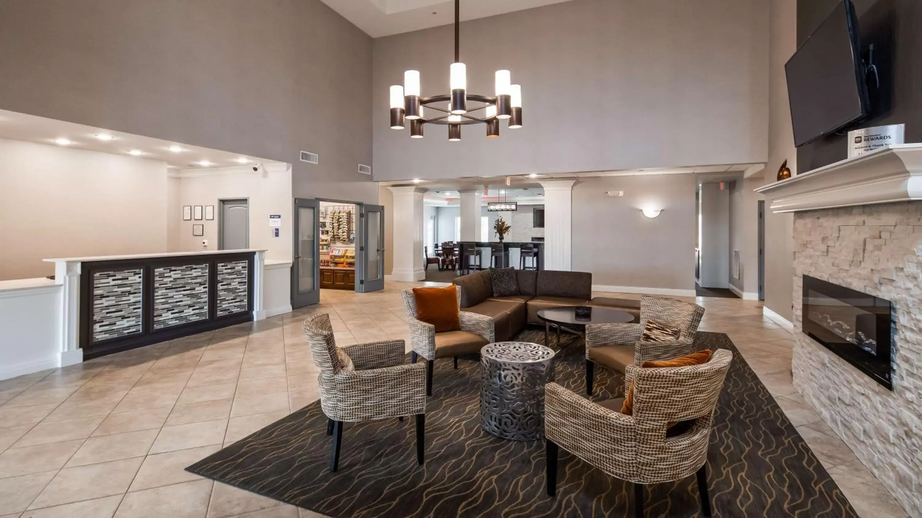 Lobby or reception, Seating Area in Best Western Plus Appleton Airport Mall Hotel