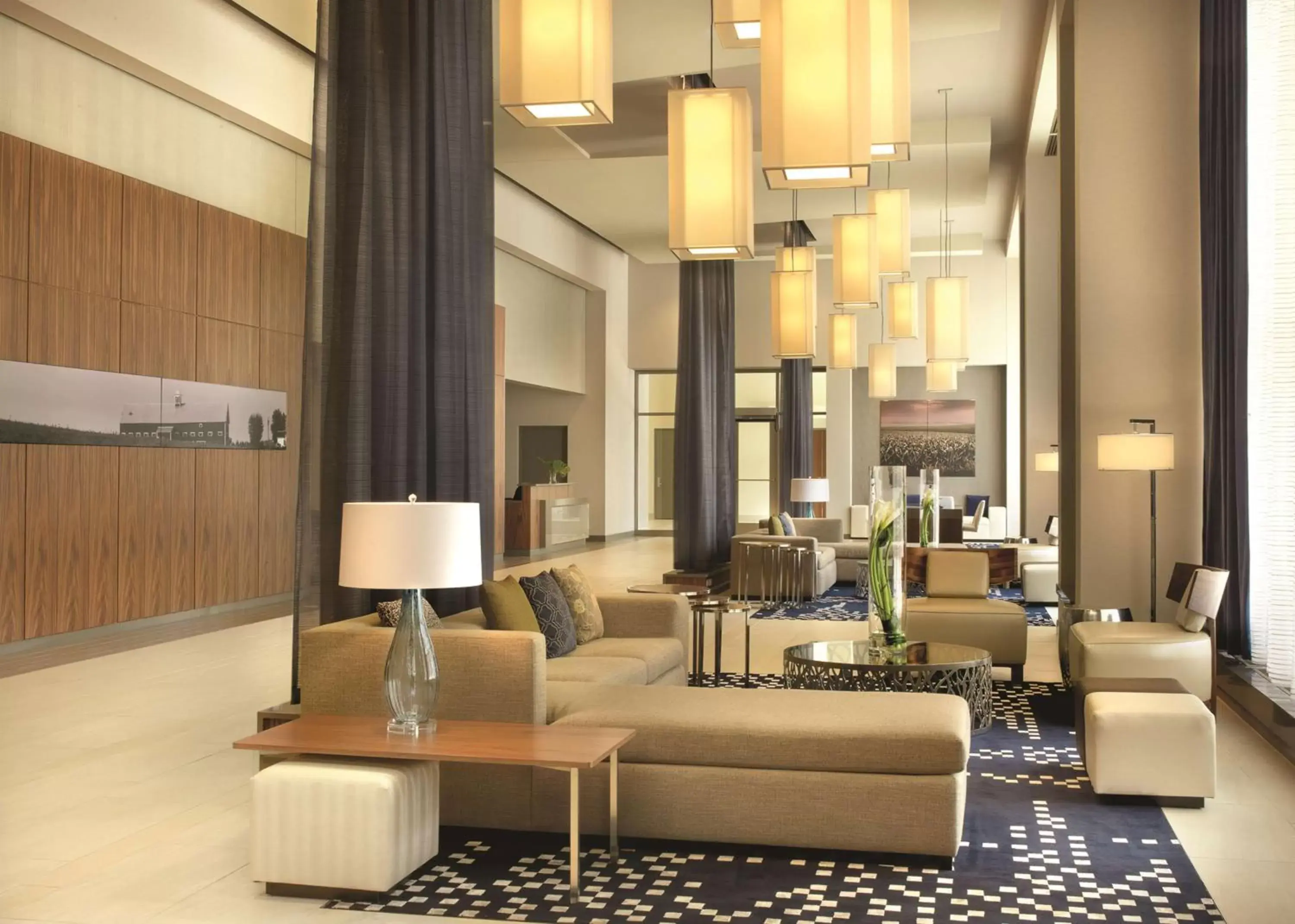 Lobby or reception, Seating Area in DoubleTree by Hilton Hotel Cedar Rapids Convention Complex