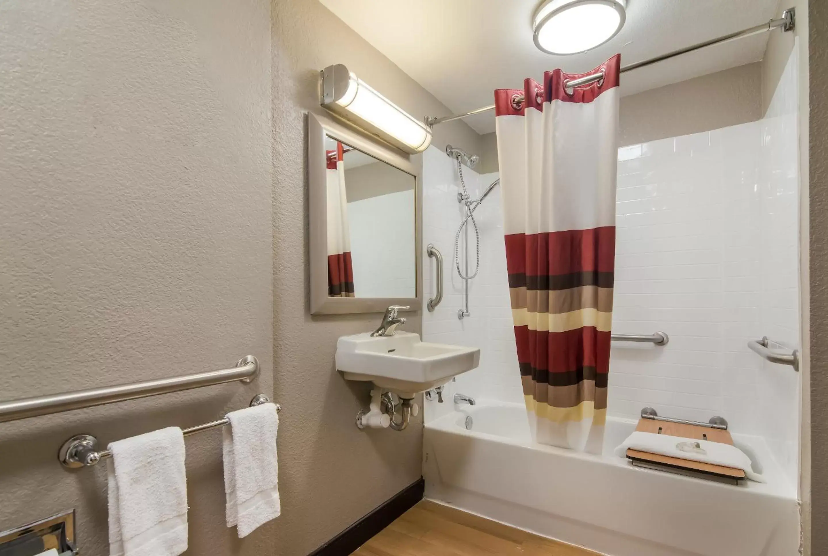 Bathroom in Red Roof Inn Durham - Triangle Park