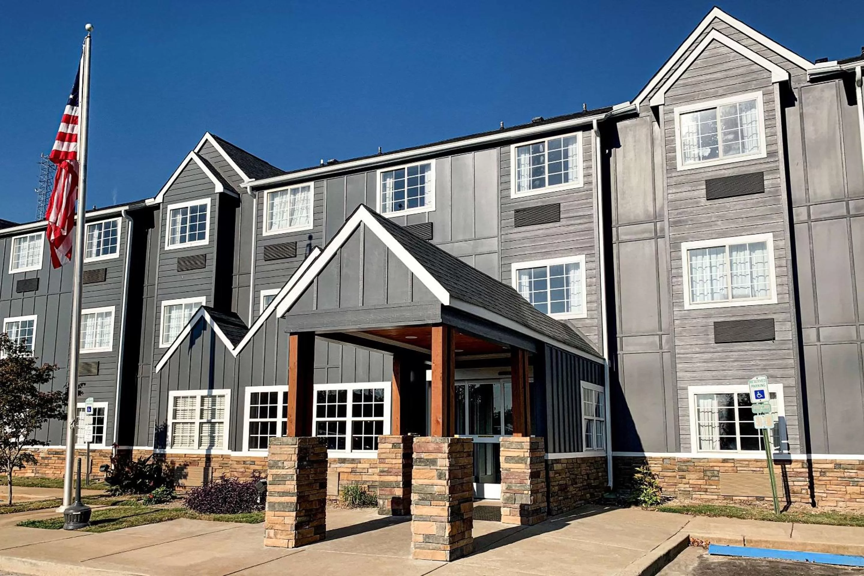 Econo Lodge Inn & Suites