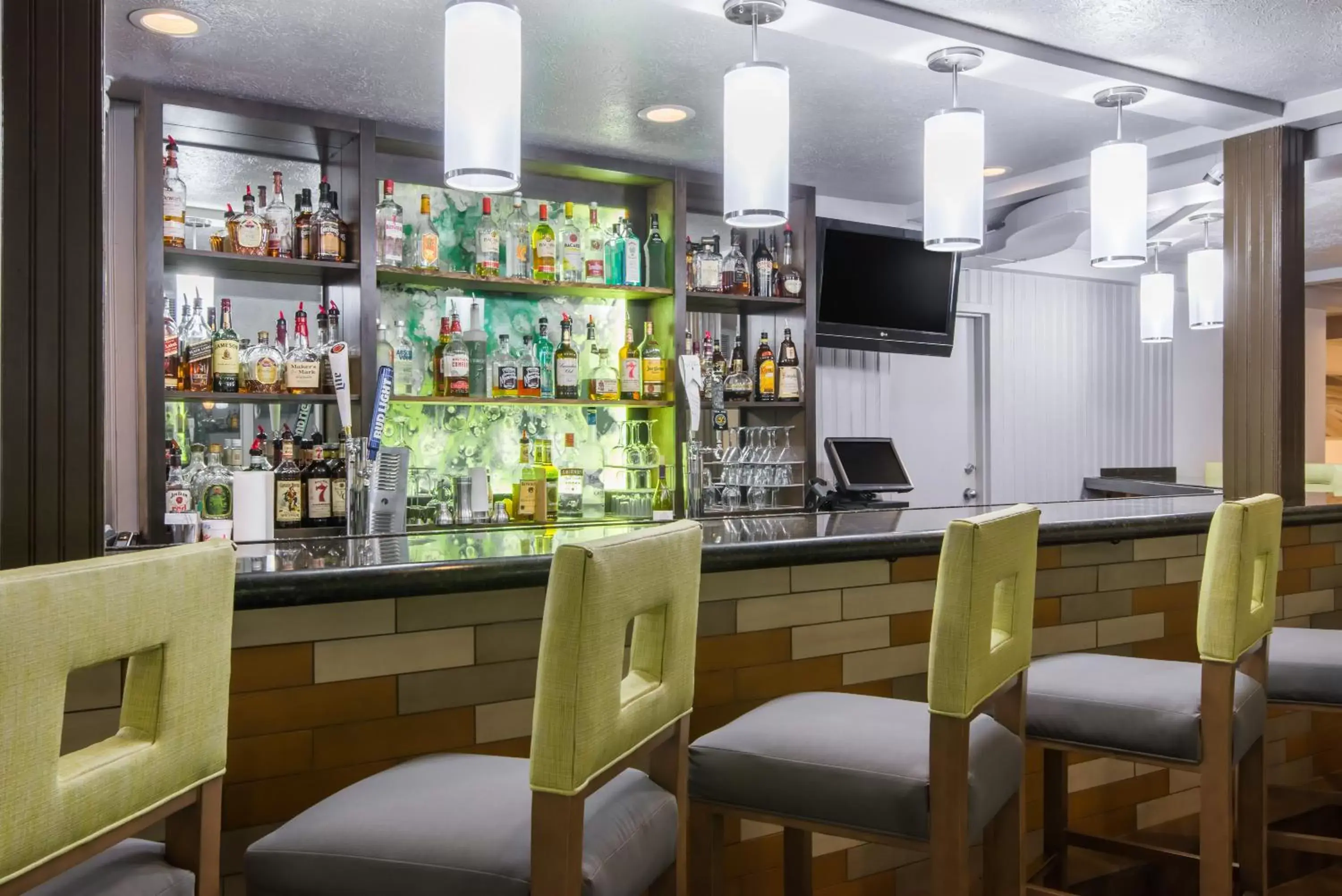 Alcoholic drinks, Lounge/Bar in Wyndham Garden Hotel Cross Lanes Charleston