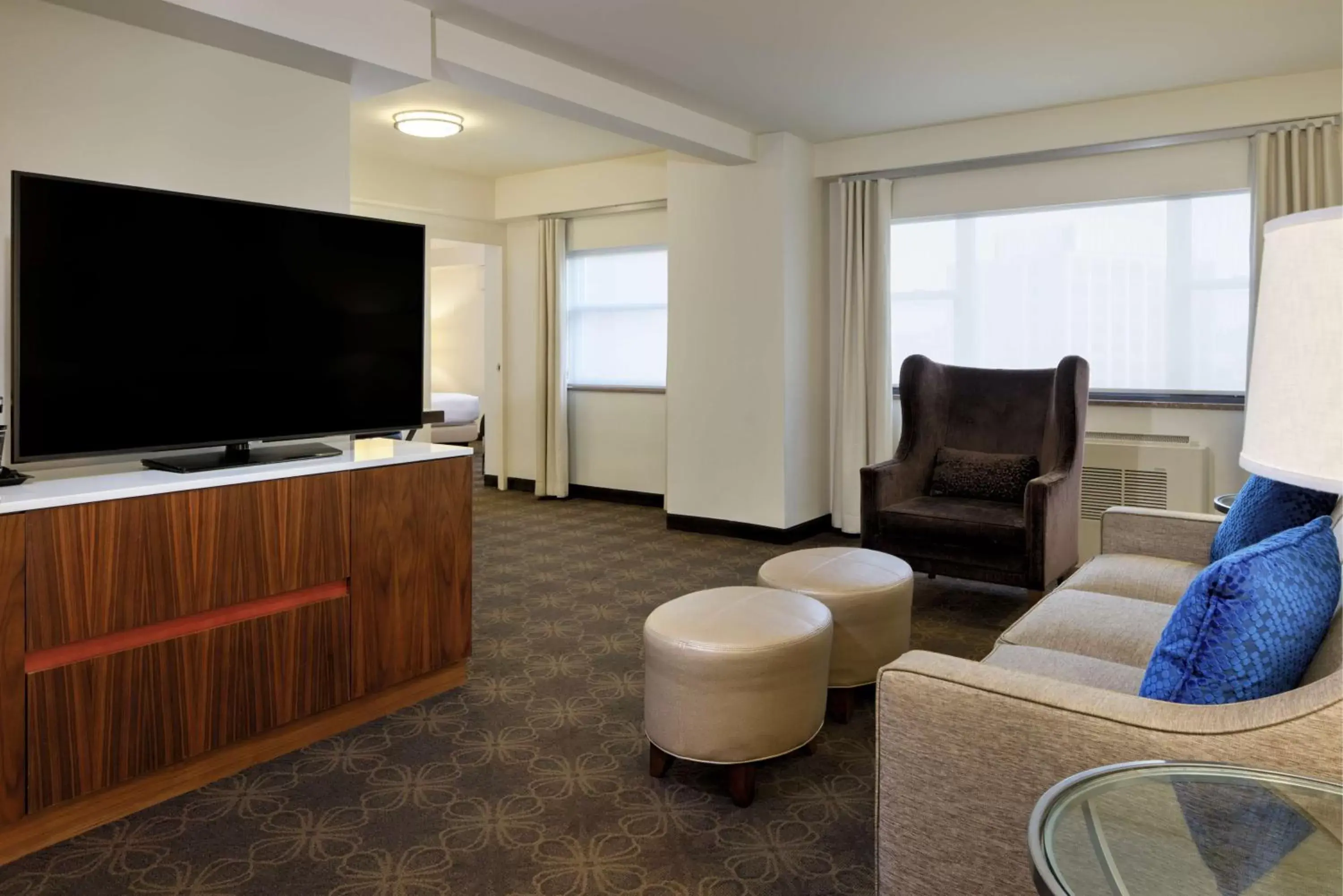 Living room, TV/Entertainment Center in DoubleTree by Hilton Hotel & Suites Pittsburgh Downtown