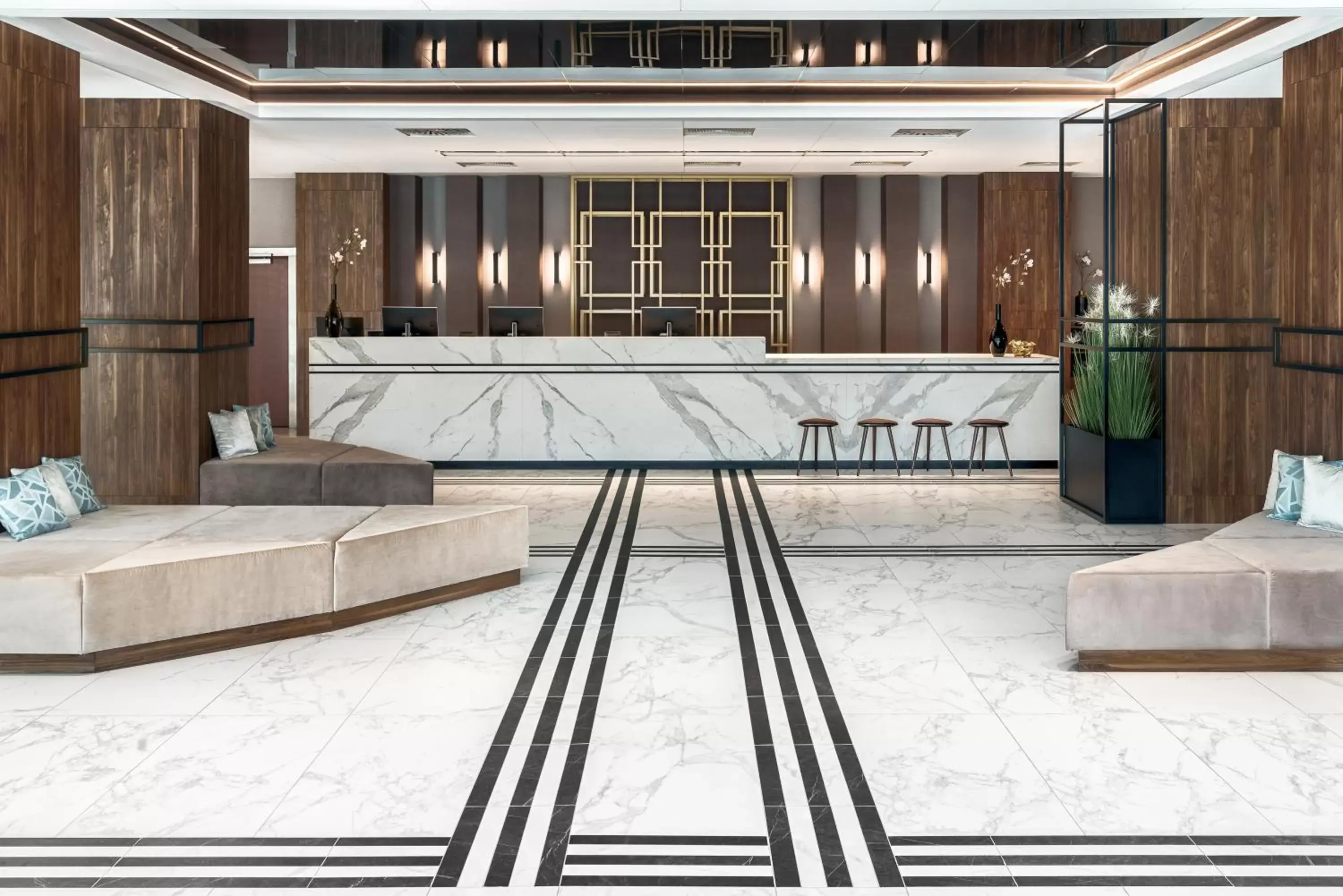 Lobby or reception in Metropolo by Golden Tulip Krakow