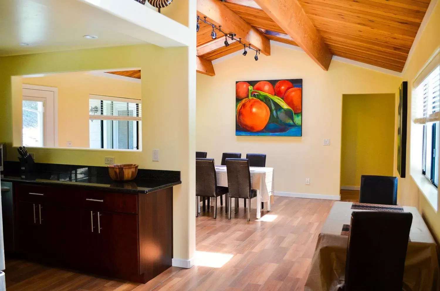 Dining area, Kitchen/Kitchenette in Indian Creek Inn