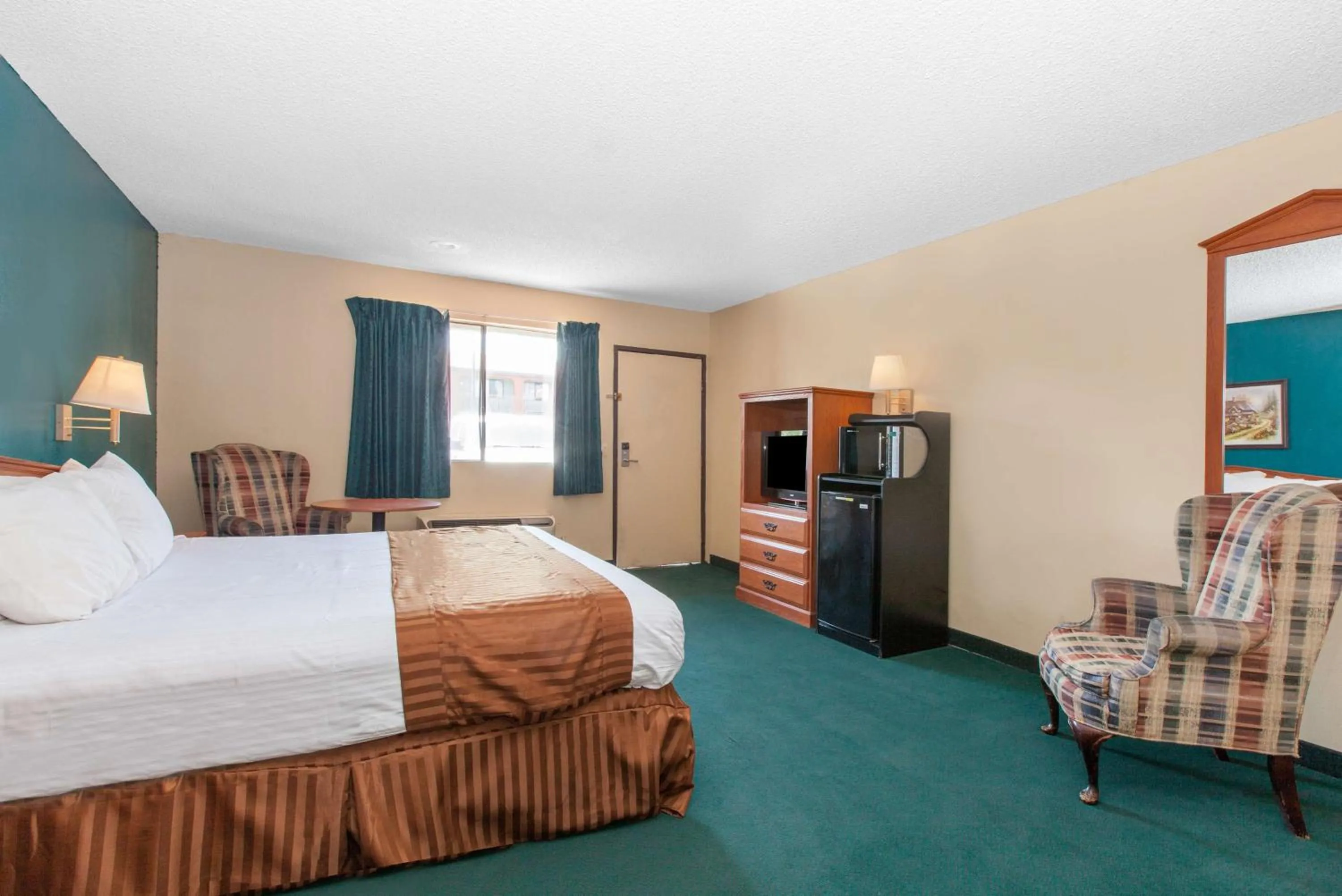Photo of the whole room, Bed in America's Best Value Inn & Suites Bakersfield Central