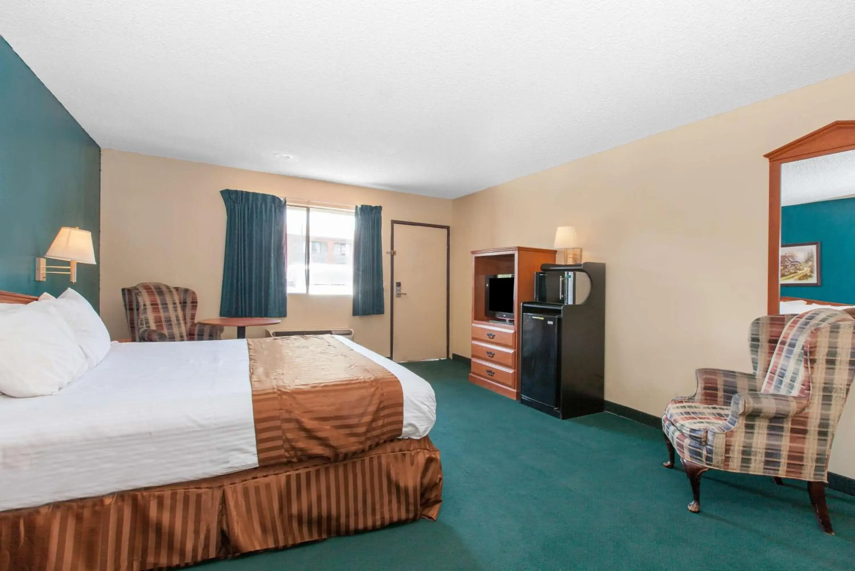 Photo of the whole room, Room Photo in America's Best Value Inn & Suites Bakersfield Central