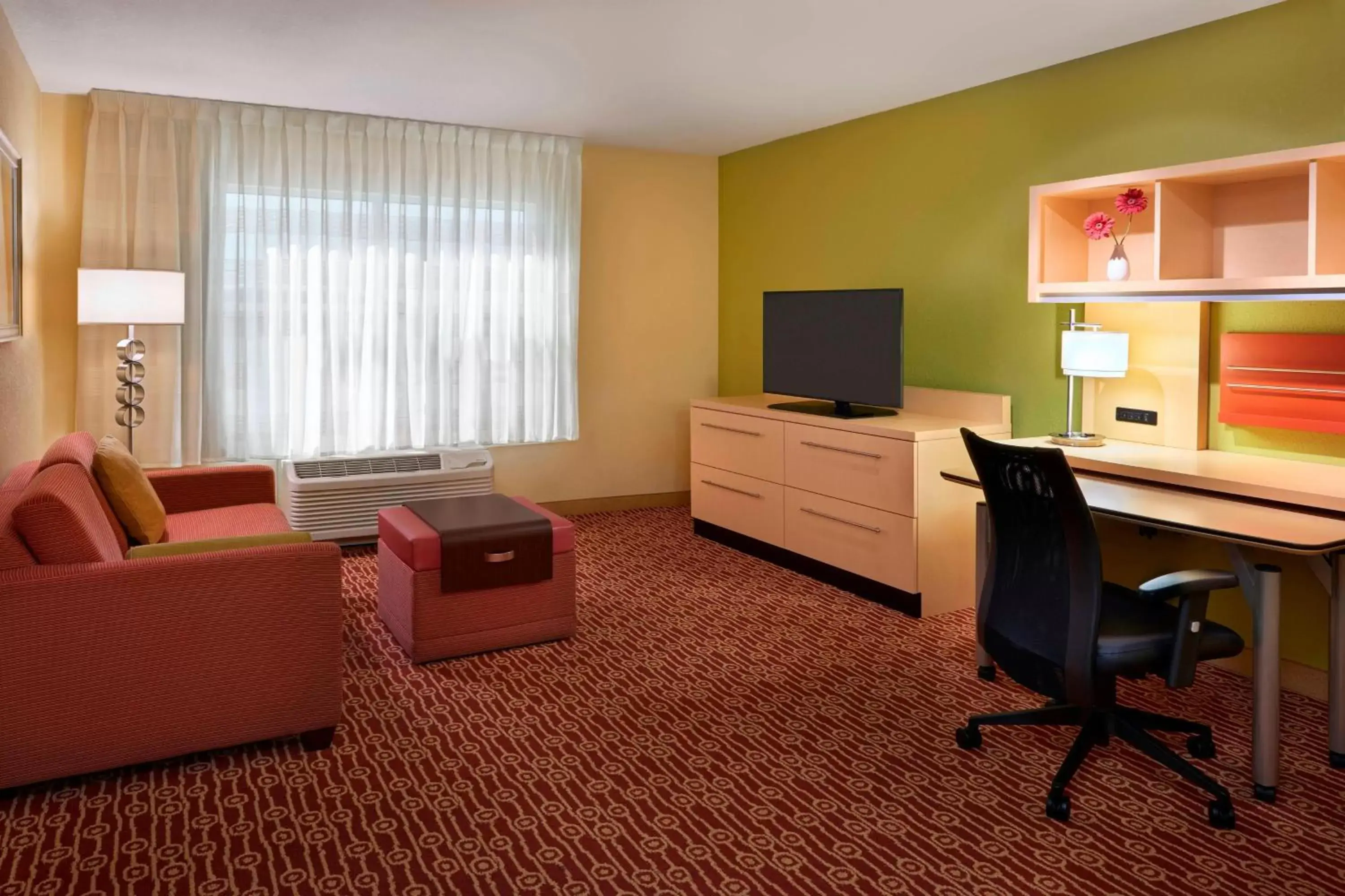 Living room, TV/Entertainment Center in TownePlace Suites by Marriott Thunder Bay