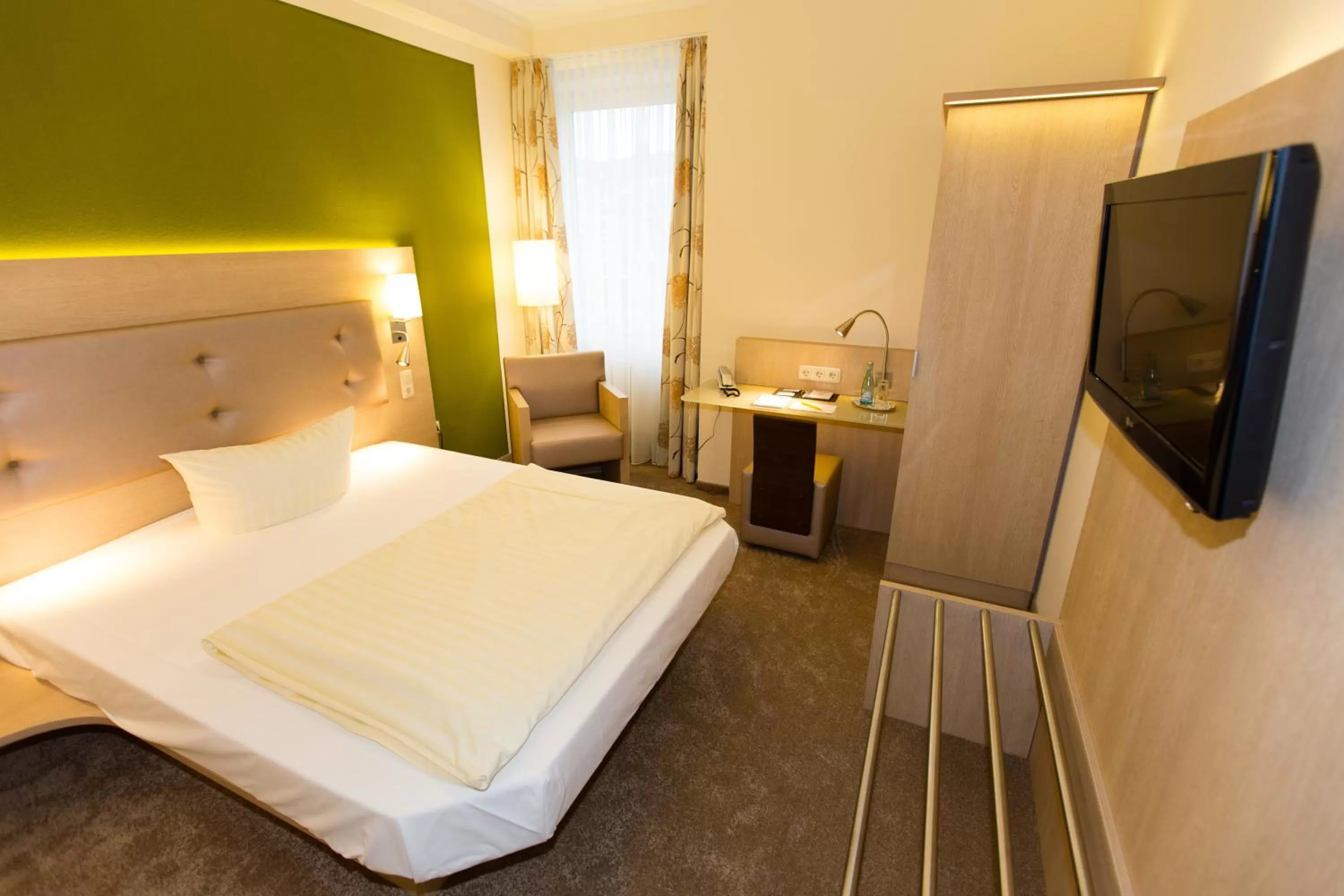 Photo of the whole room, Bed in Hermes Hotel Oldenburg