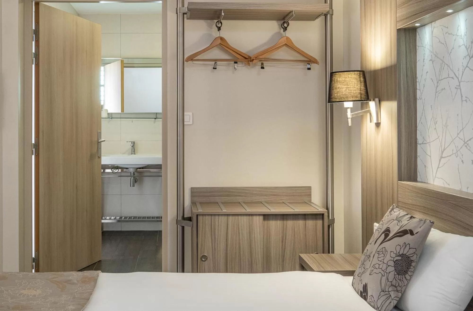 Bedroom, Bed in Charme Hôtel, Montbéliard Sud