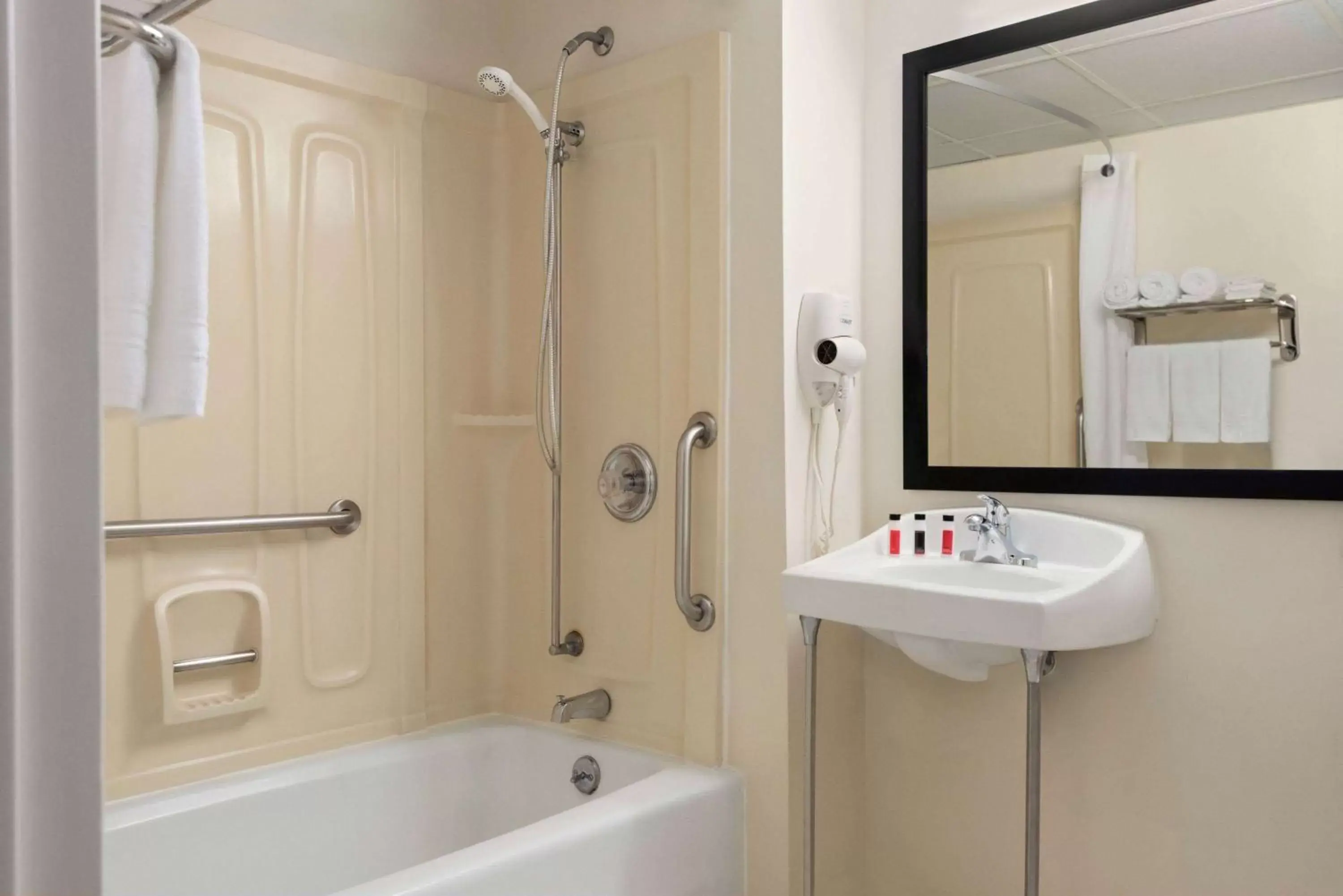 Double Room with Bath Tub - Mobility/Hearing Accessible - Non-Smoking in Super 8 by Wyndham Liverpool/Syracuse North Airport