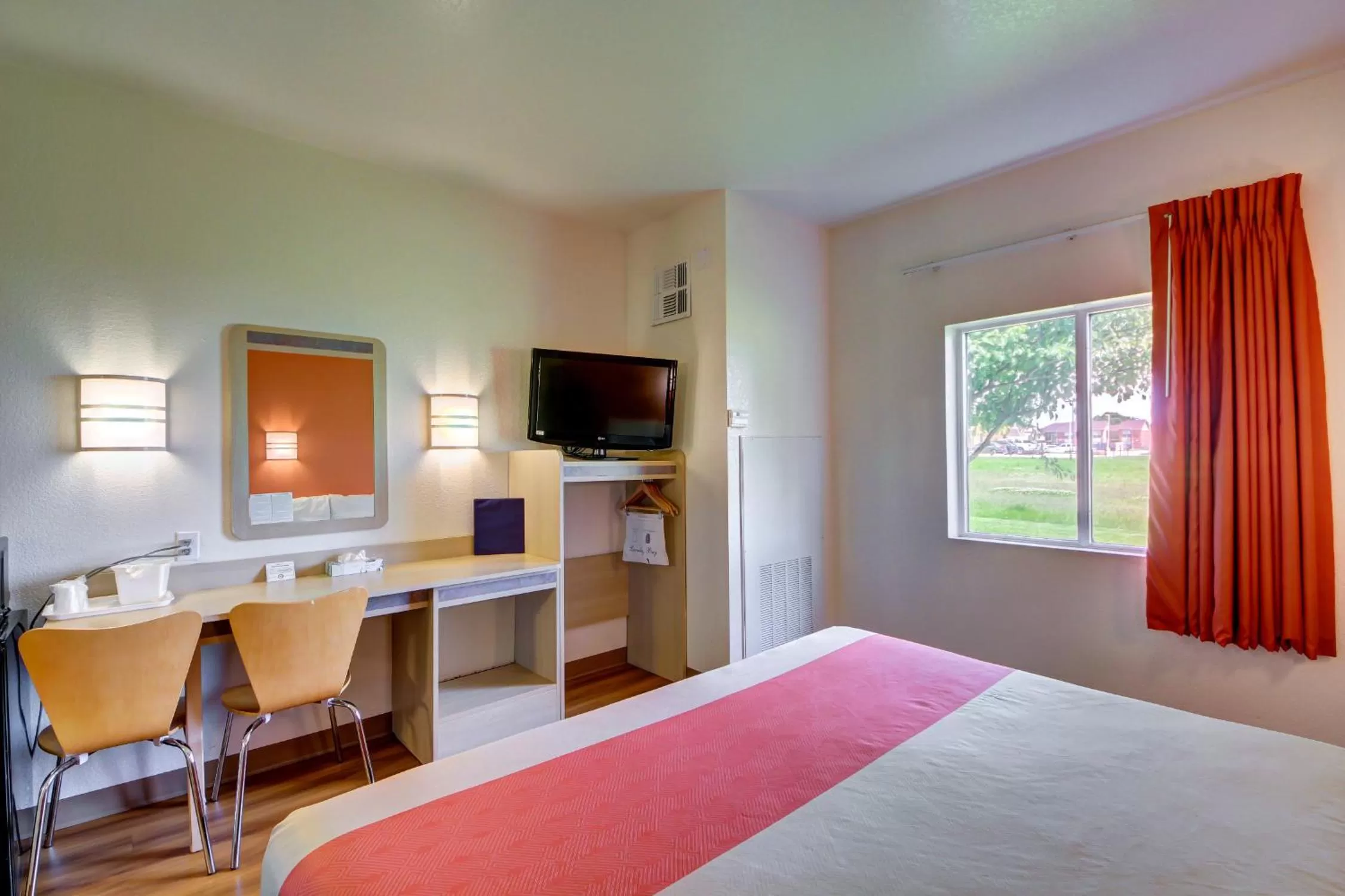 Photo of the whole room, Bed in Motel 6-El Reno, OK