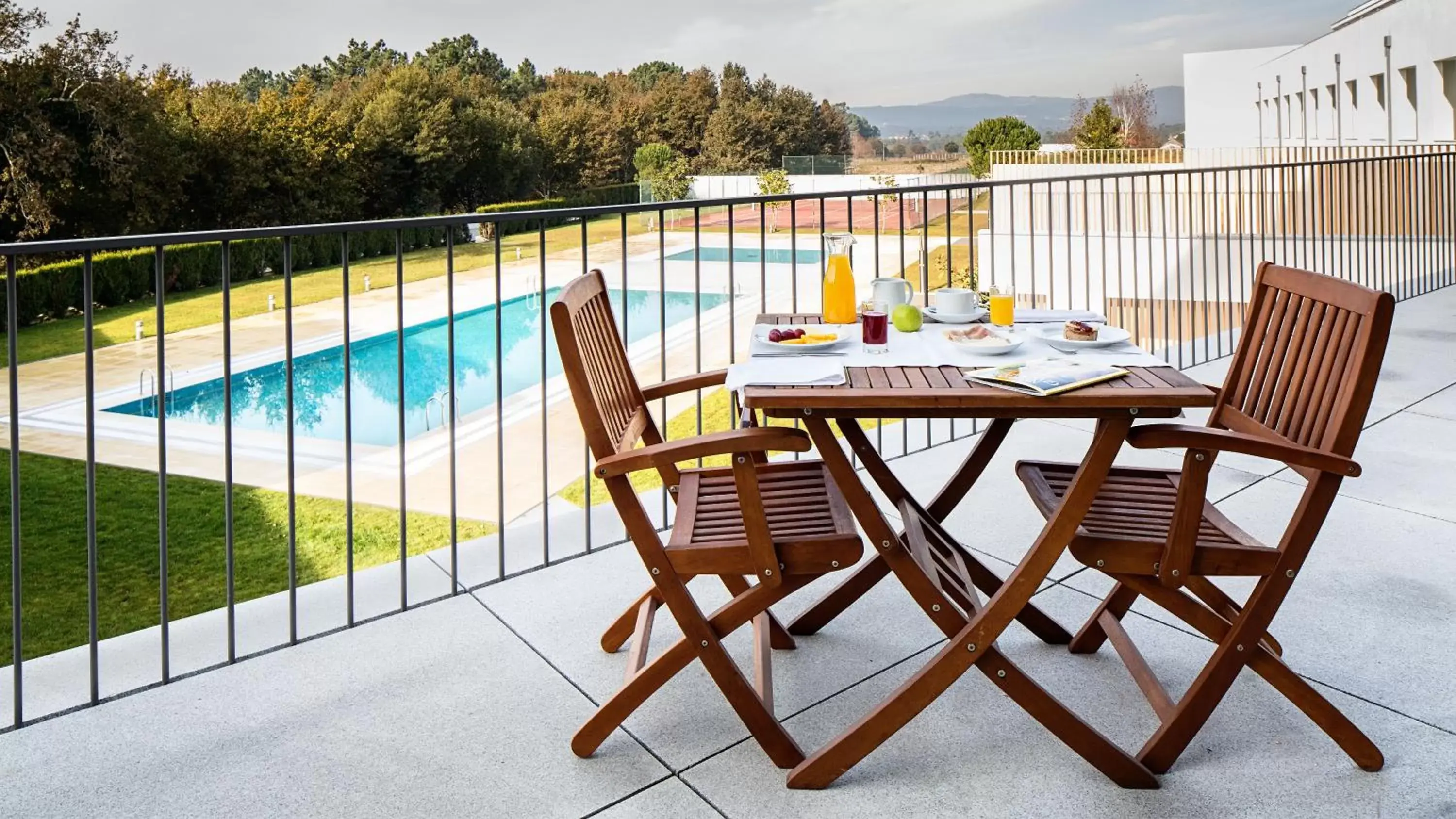 Balcony/Terrace, Swimming Pool in Hotel Minho