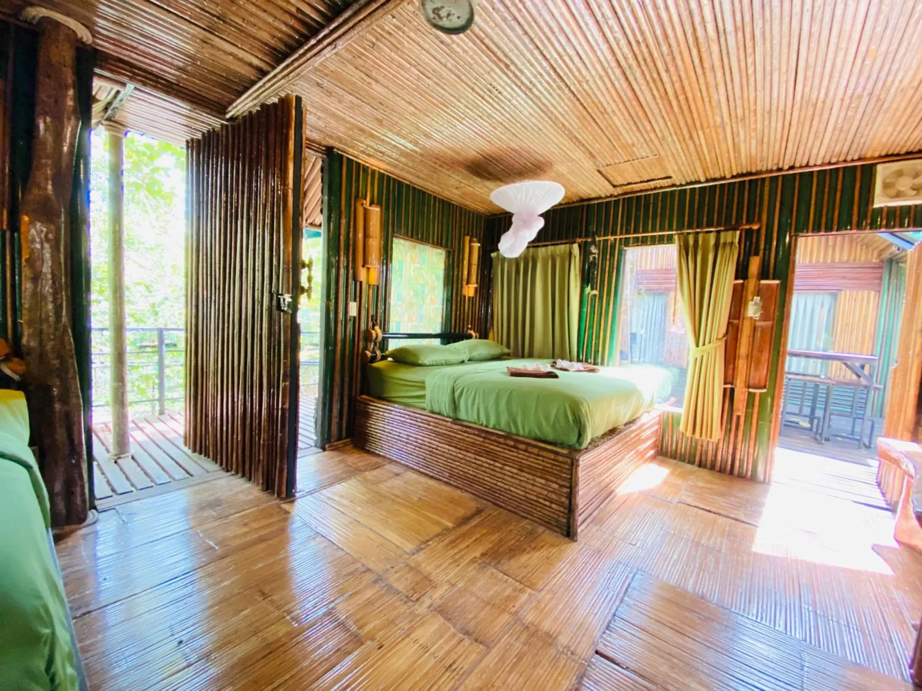 Bed in Khao Sok Tree House Resort