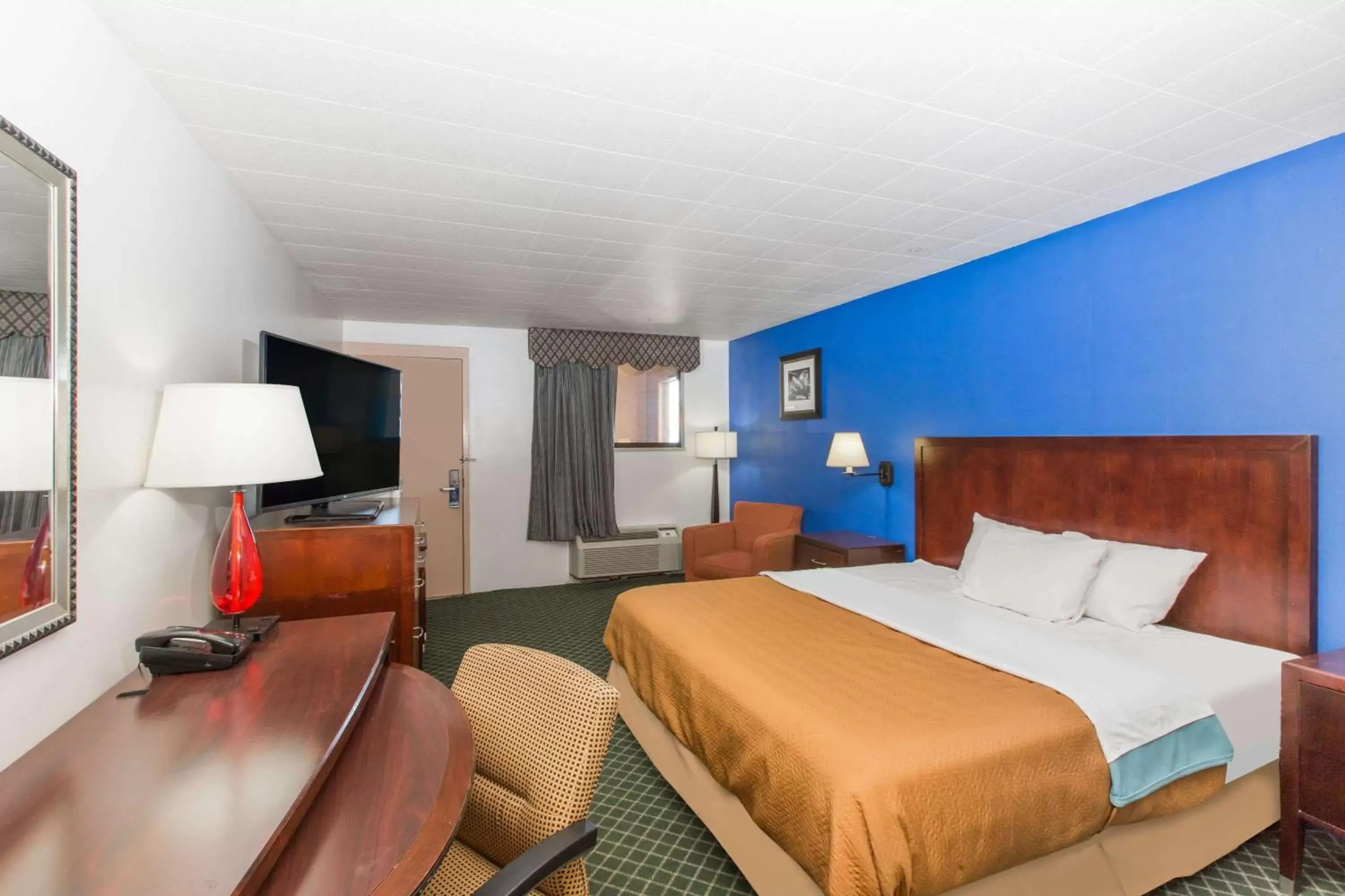 Photo of the whole room in Travelodge by Wyndham Great Bend