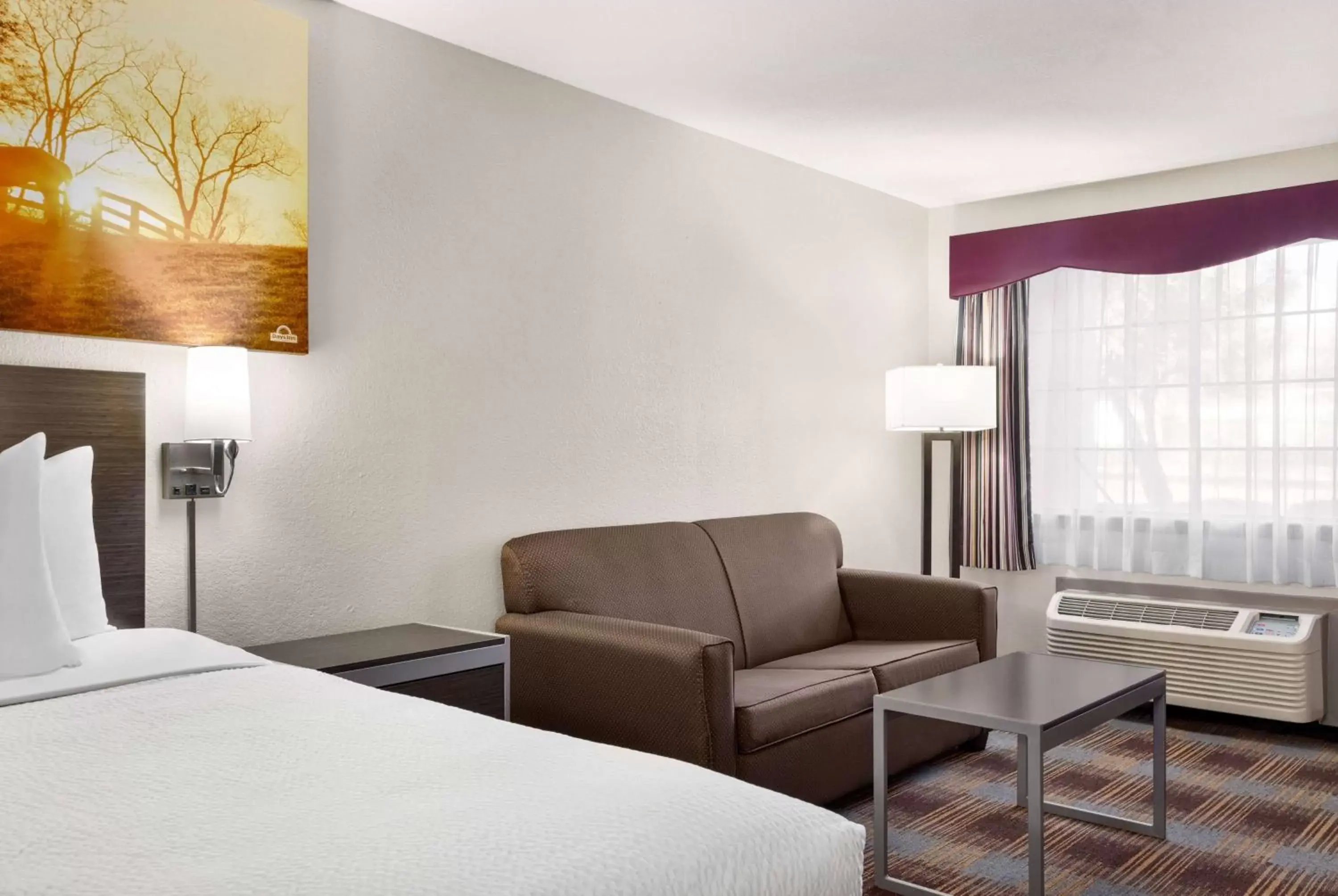 Bed, Seating Area in Days Inn by Wyndham San Antonio Near Fiesta Park